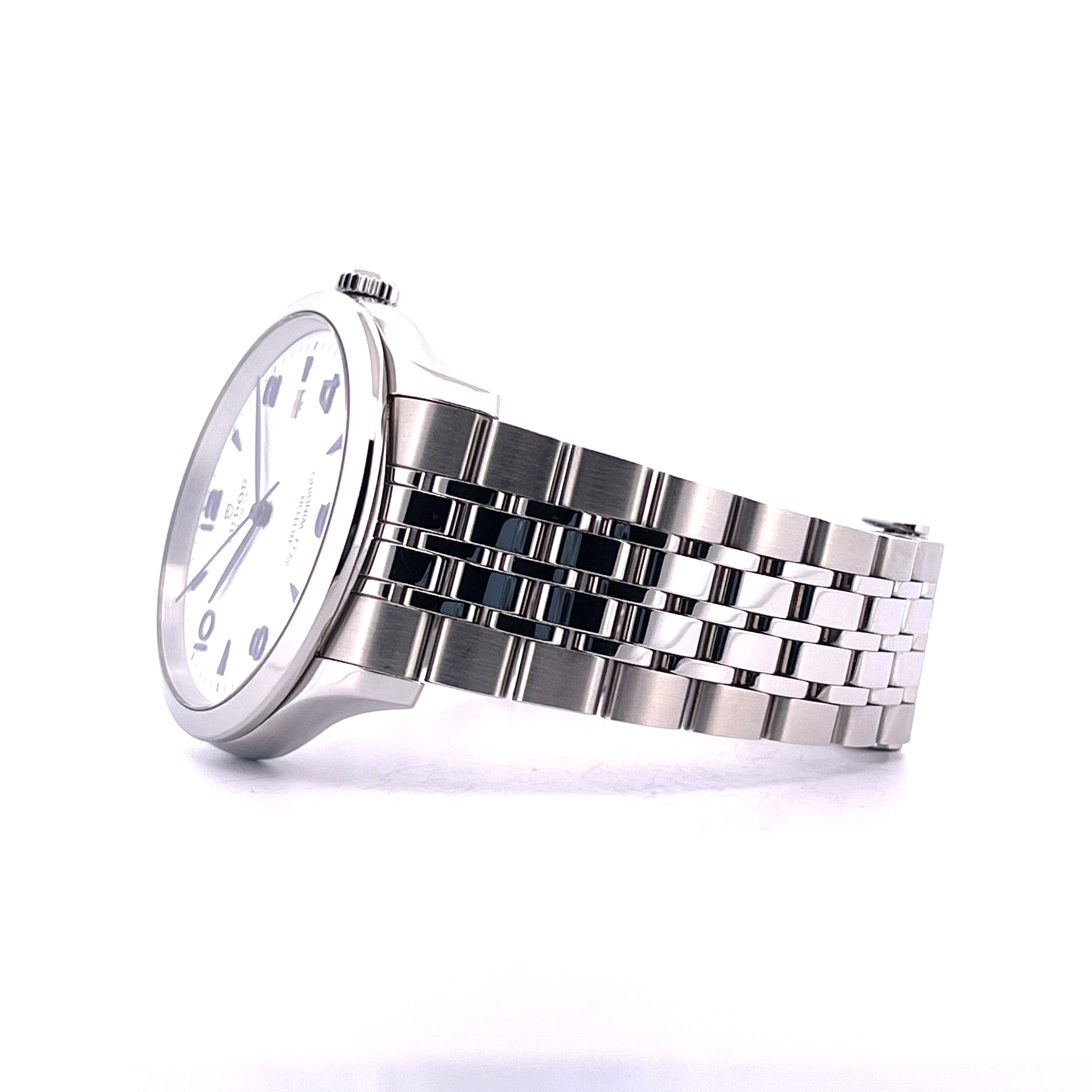 Tudor 1926 -2020- von der Seite mit Edelstahlgehäuse und Milanaise-Armband vor weissem Hintergrund
