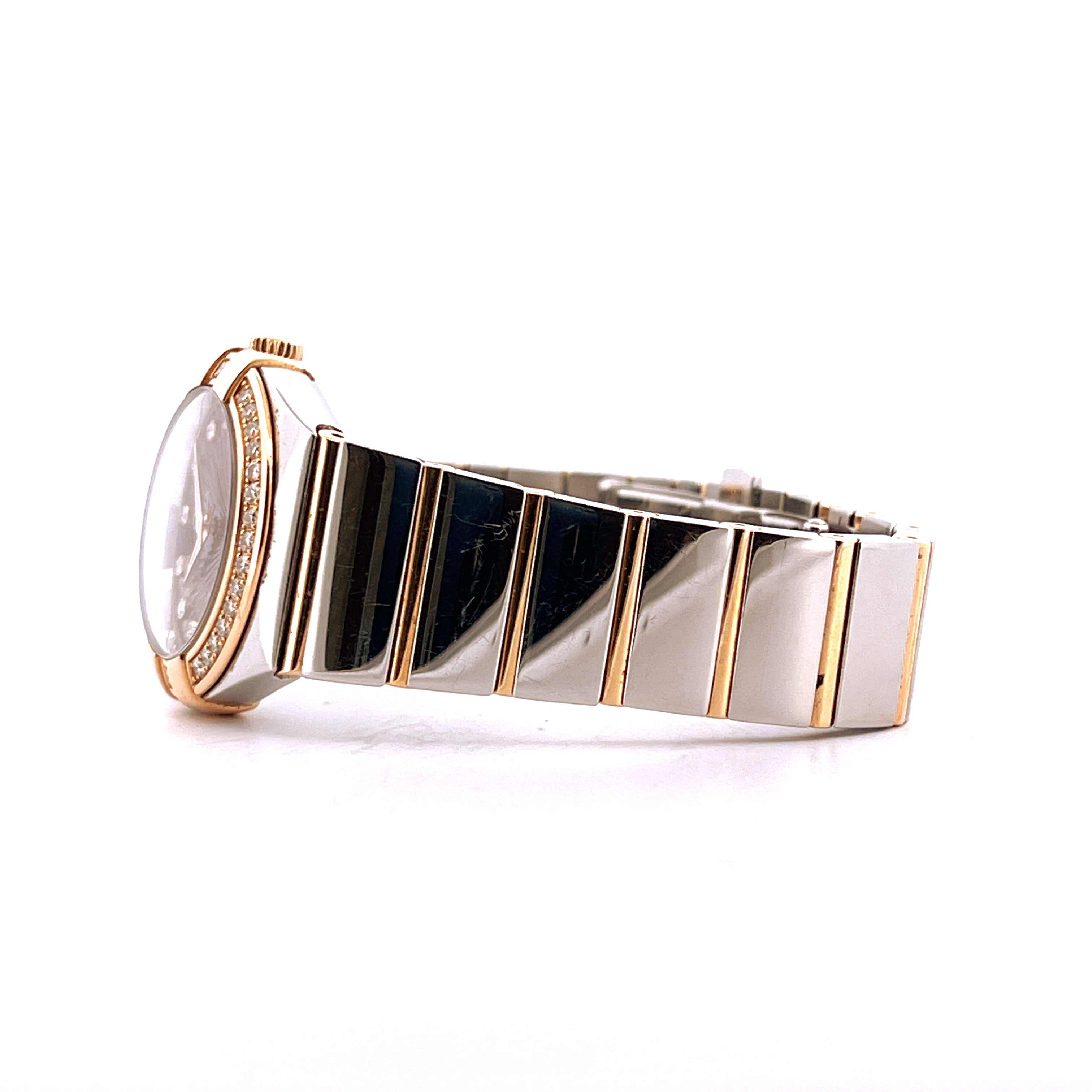 Omega Constellation Quartz Brown von der Seite mit Roségold-Akzenten und Diamanten auf weißem Hintergrund