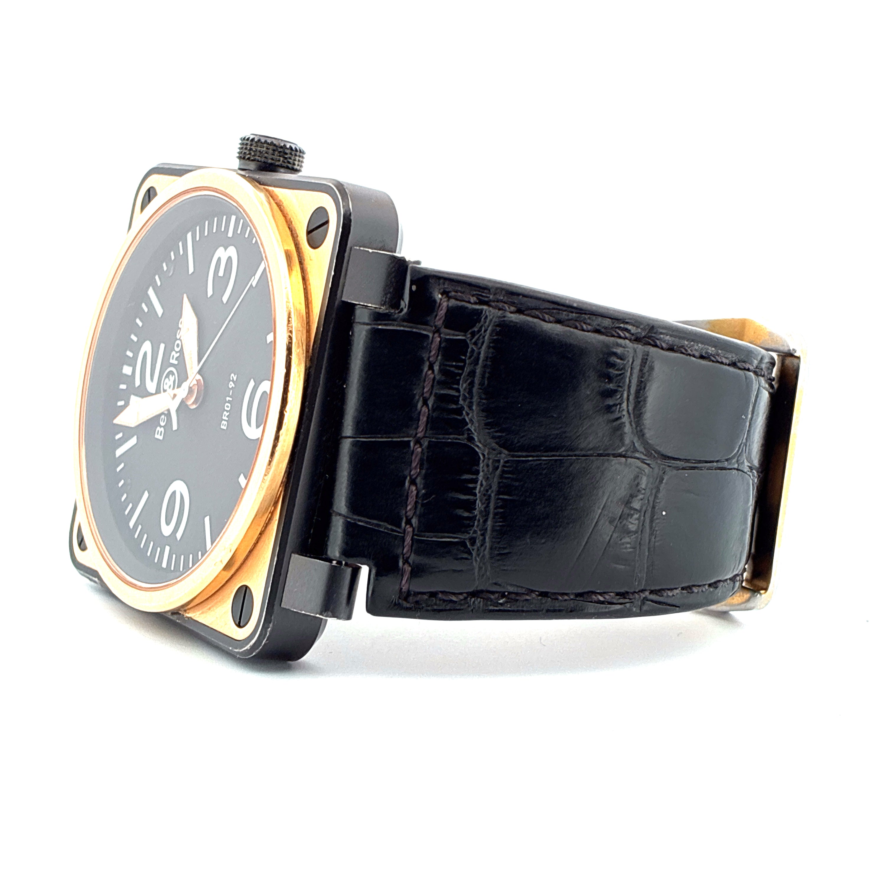 Seitenansicht einer Bell & Ross Aviation Military Uhr mit Roségold-Gehäuse, schwarzem Zifferblatt und schwarzem Kroko-Lede…