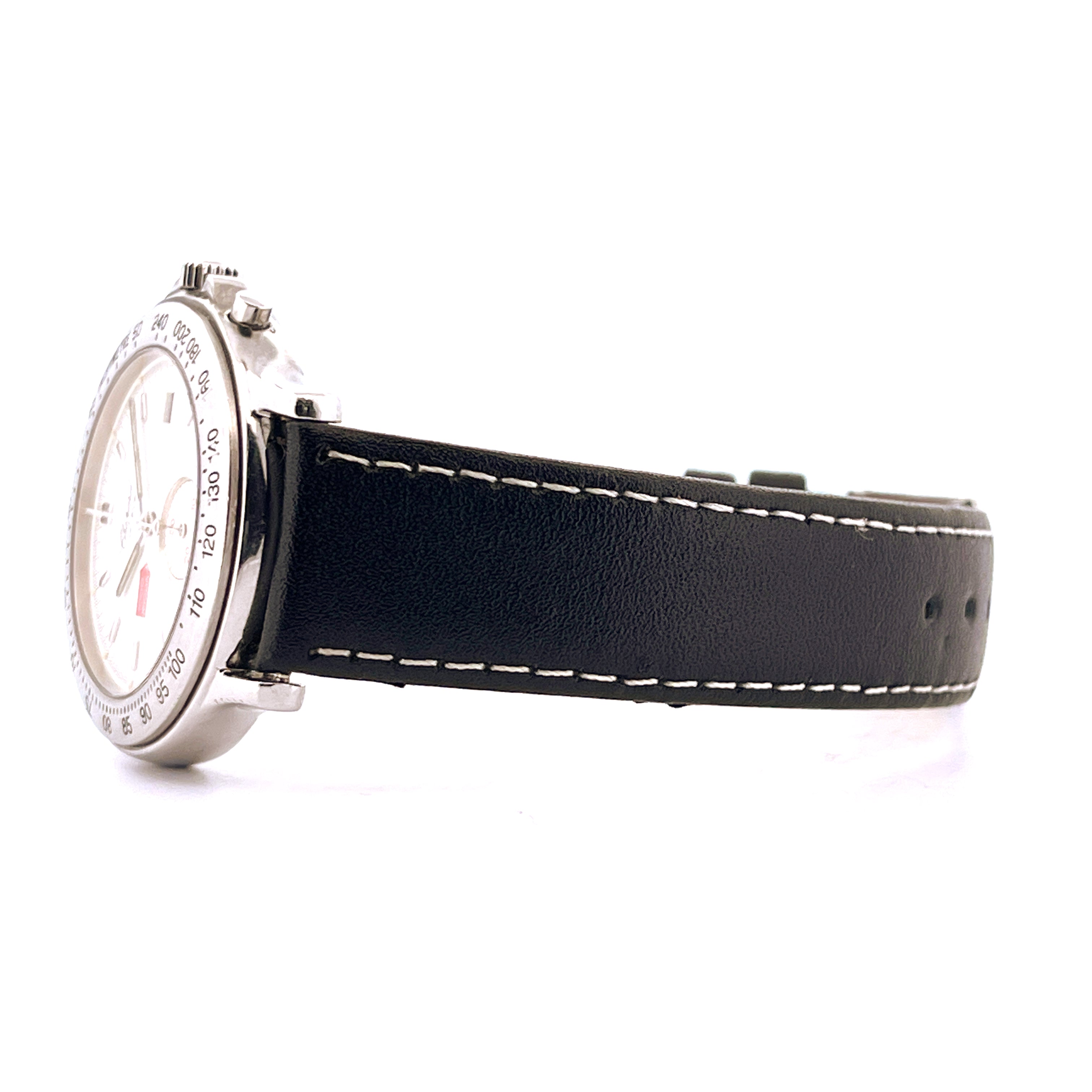 Chopard Mille Miglia Monopusher im Profil mit schwarzem Lederarmband und weißem Zifferblatt