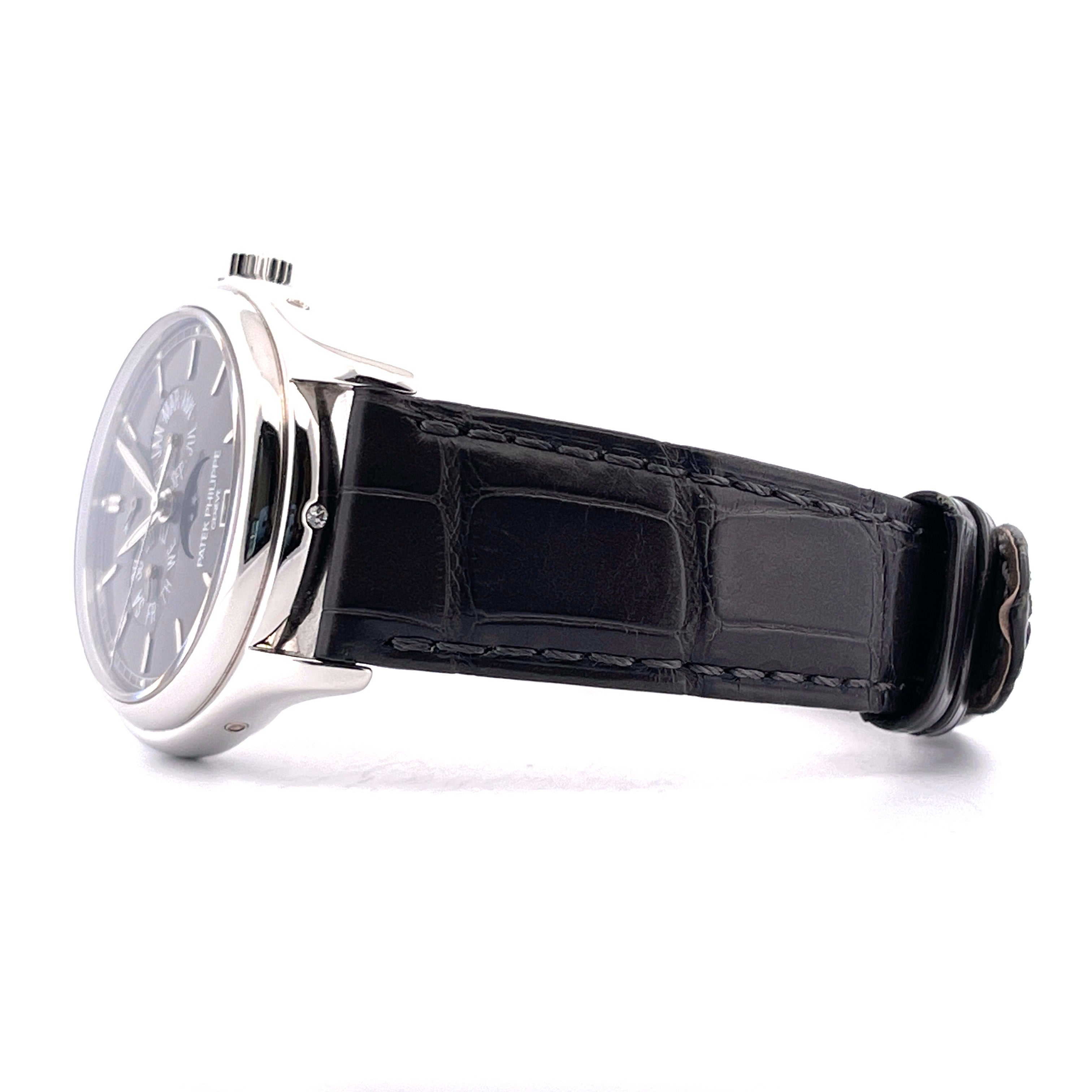 Seitenansicht einer Patek Philippe 5146P-001 Annual Calendar Platinuhr mit schwarzem Krokodillederarmband