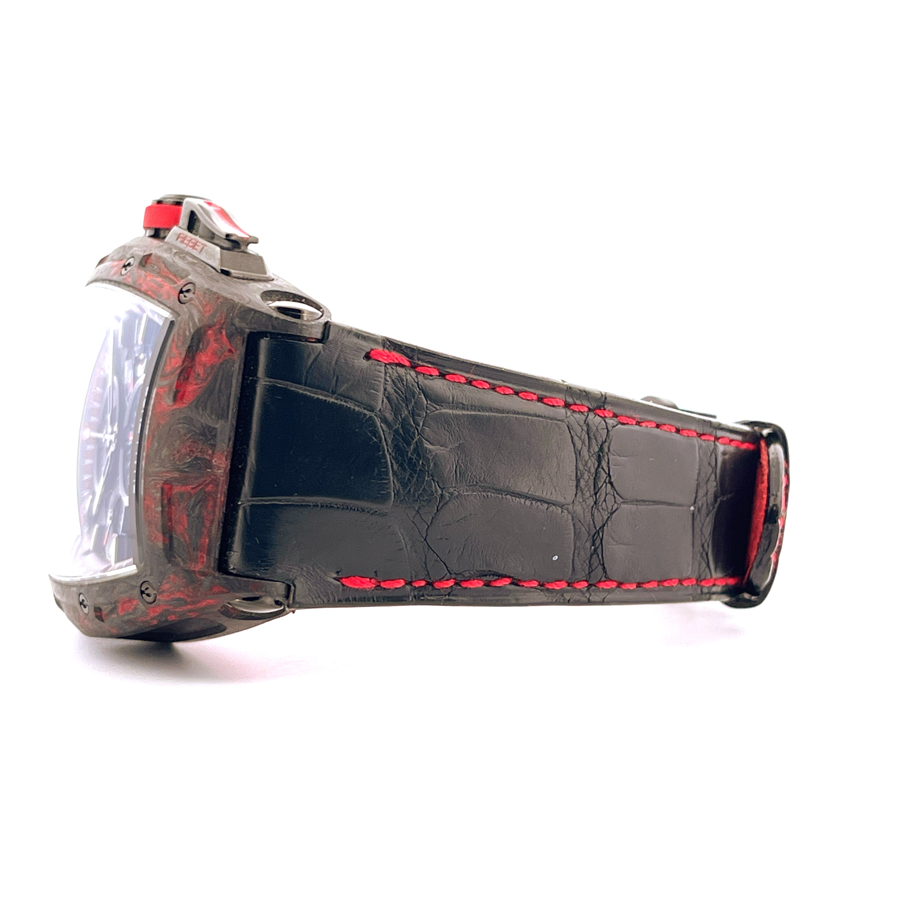 Cvstos Challenge Chrono II Red: Seitenansicht einer Automatik-Uhr aus schwarzem Leder mit roter Naht und Carbon-Gehäuse