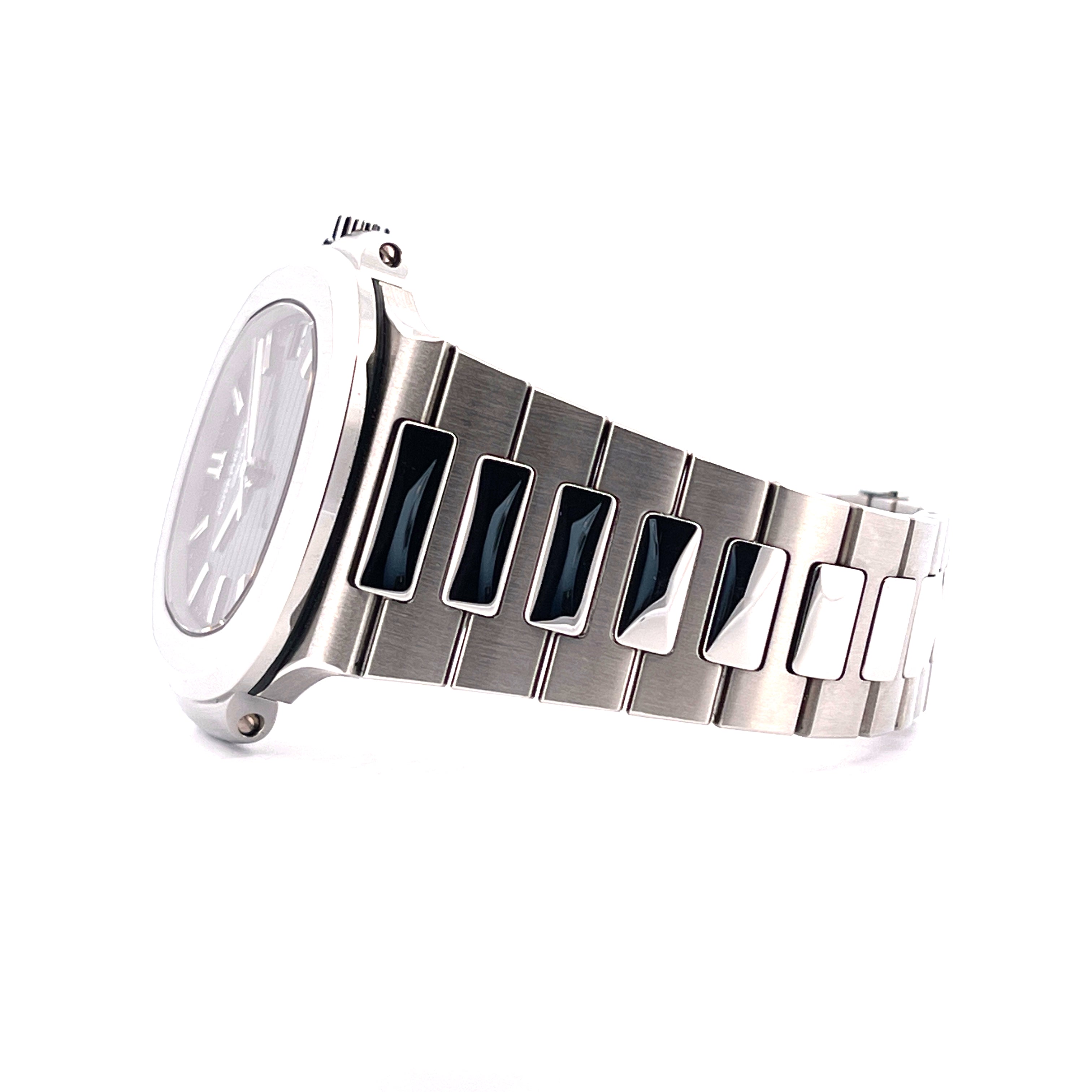 Patek Philippe Nautilus 5711/1A-010 Edelstahl auf weißem Hintergrund im Profil