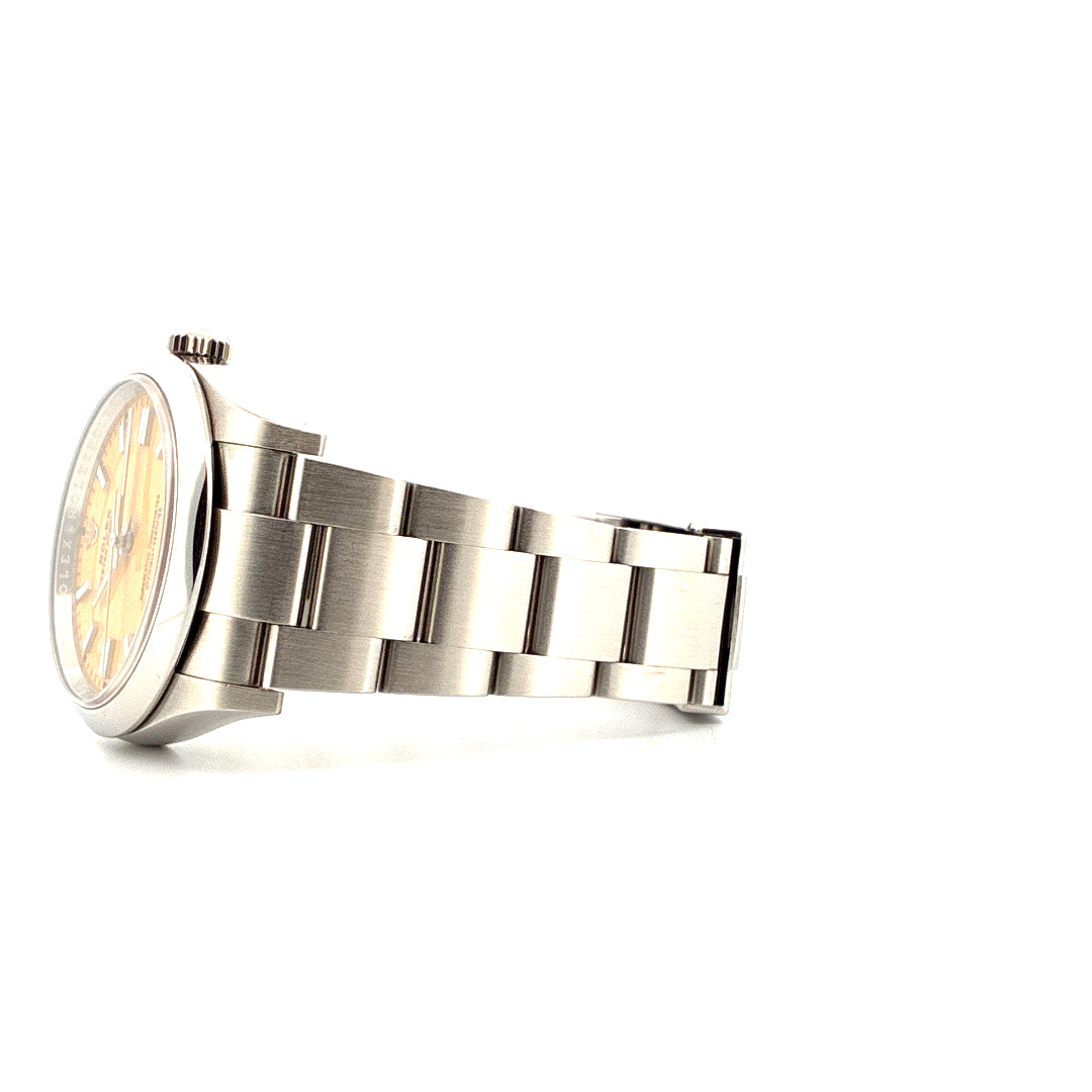 Rolex Oyster Perpetual 36 yellow von der Seite mit Stahlarmband auf weißem Hintergrund