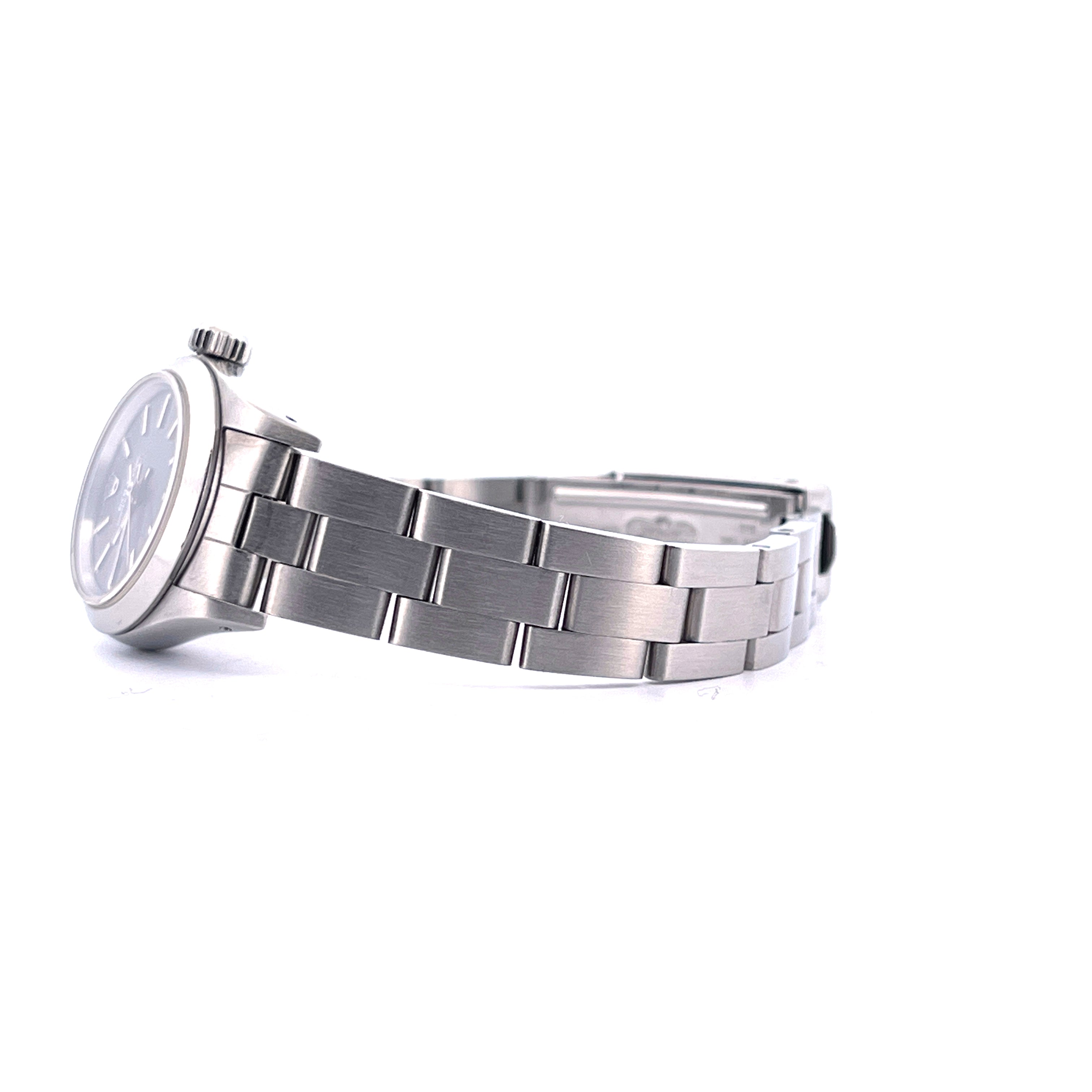 Seitenansicht einer Rolex Oyster Perpetual Lady aus Edelstahl mit sichtbarem Gliederarmband auf weißem Hintergrund