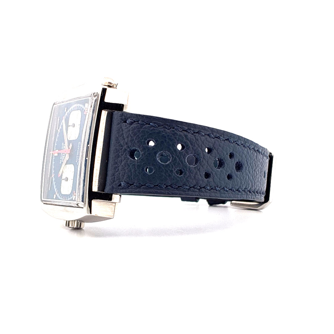 Tag Heuer Monaco Calibre 11 Steve McQueen mit blauem Zifferblatt und perforiertem Lederarmband im Seitenprofil