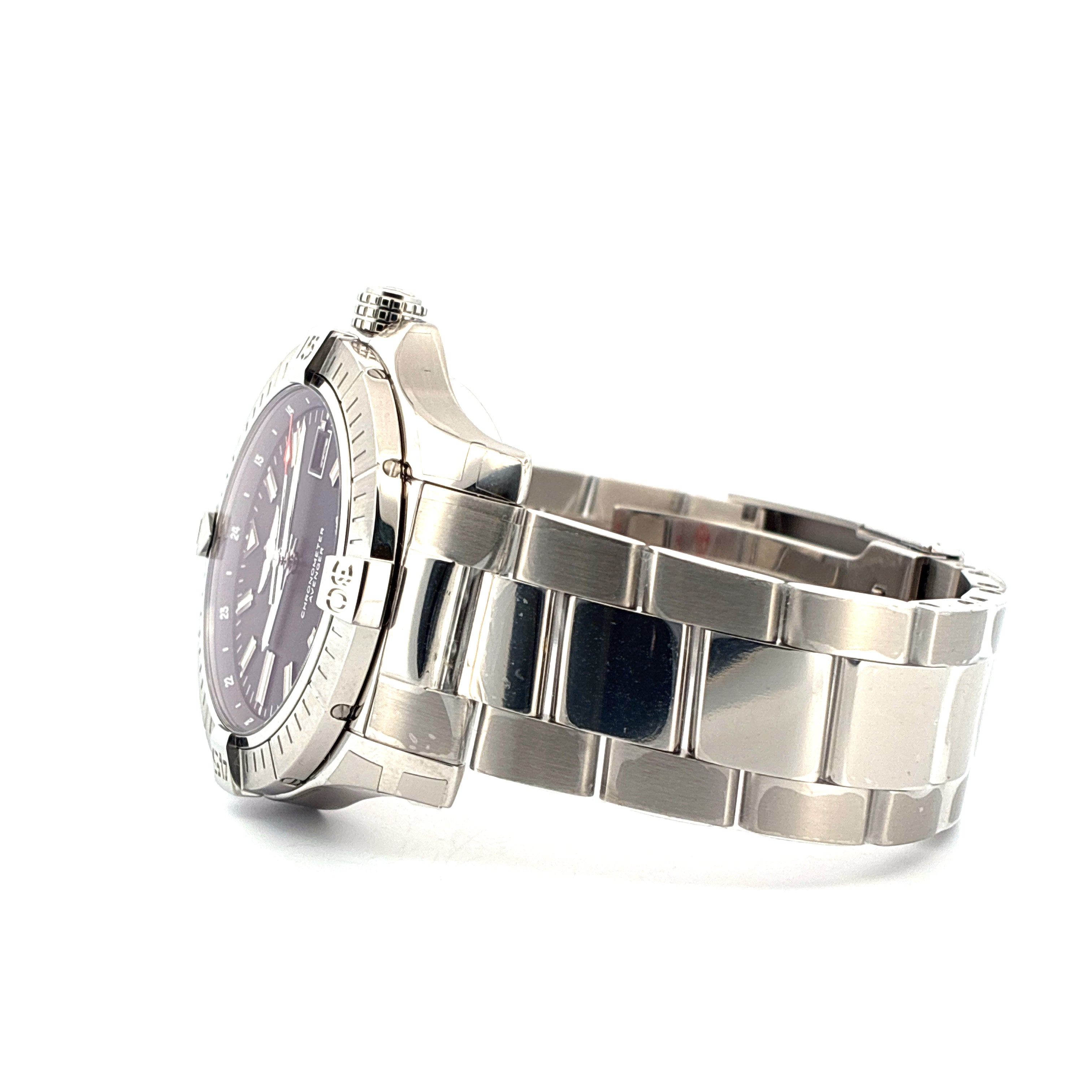 Breitling Avenger Automatic 43mm Edelstahl-Uhr mit dunklem Zifferblatt und Stahlarmband im Profil auf weißem Hintergrund