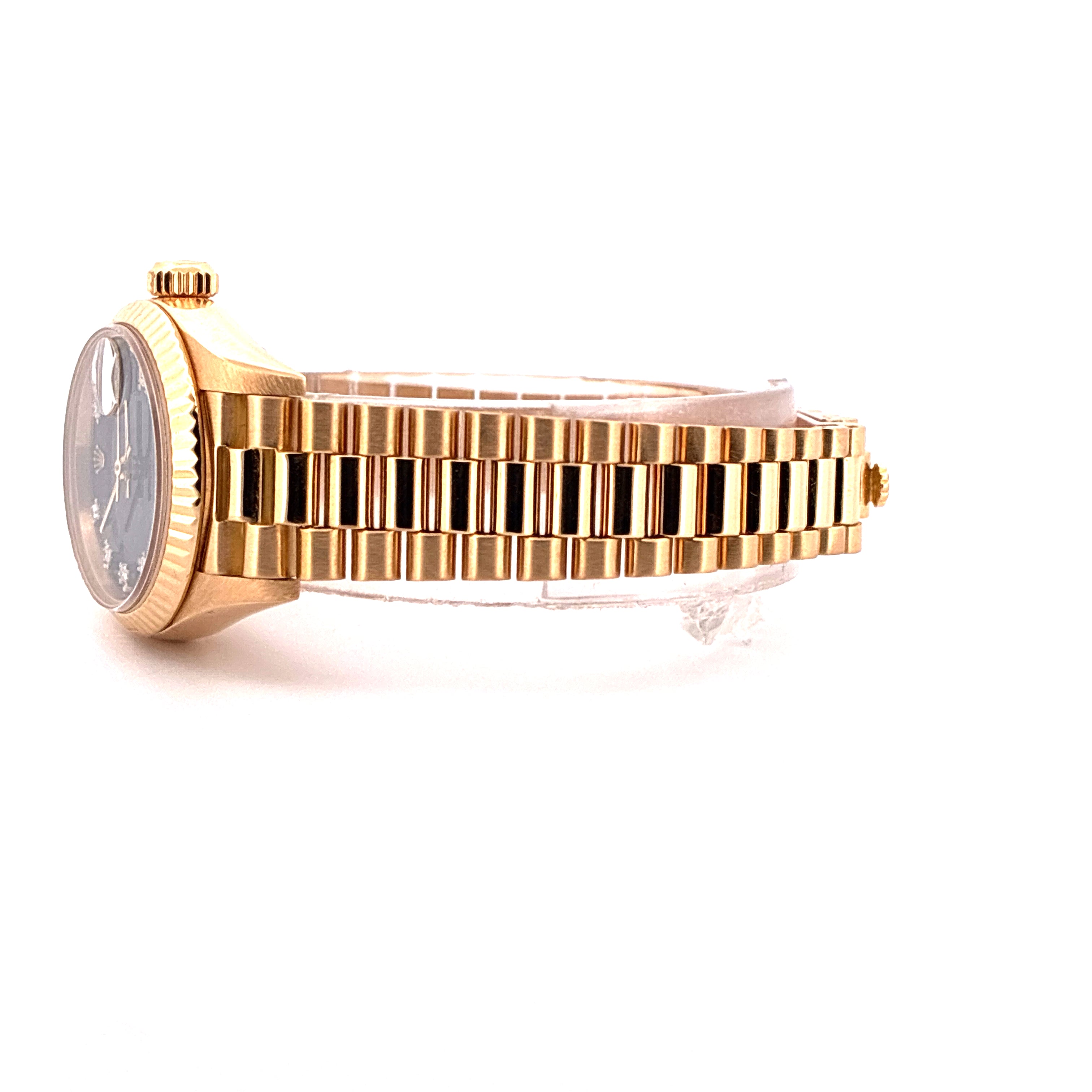Seitenansicht einer goldenen Rolex Lady-Datejust mit schwarzem Zifferblatt und Diamantindizes