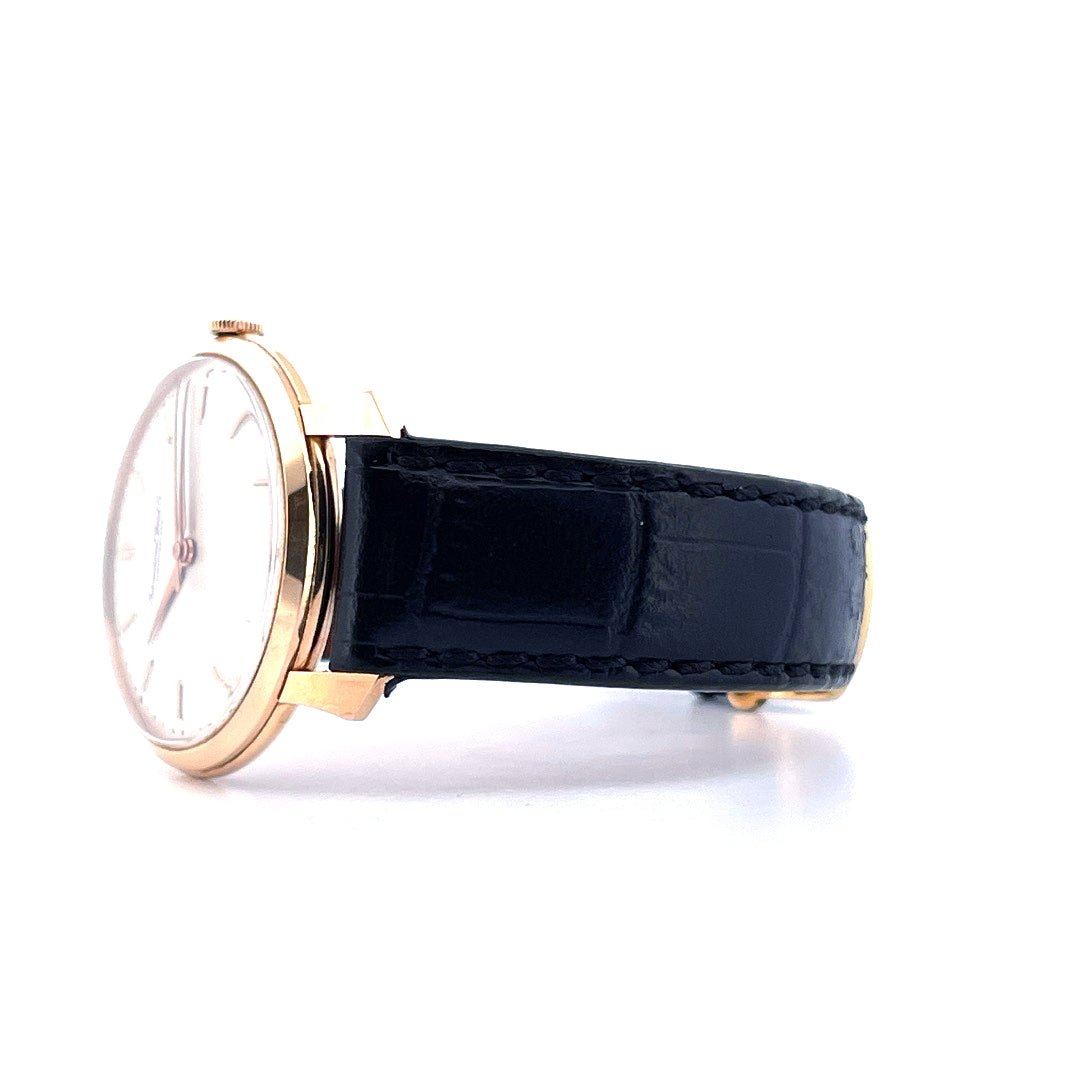 IWC Shark Fin Automatik Uhr im Seitenprofil mit schwarzem Lederband und roségoldenem Gehäuse auf weissem Hintergrund