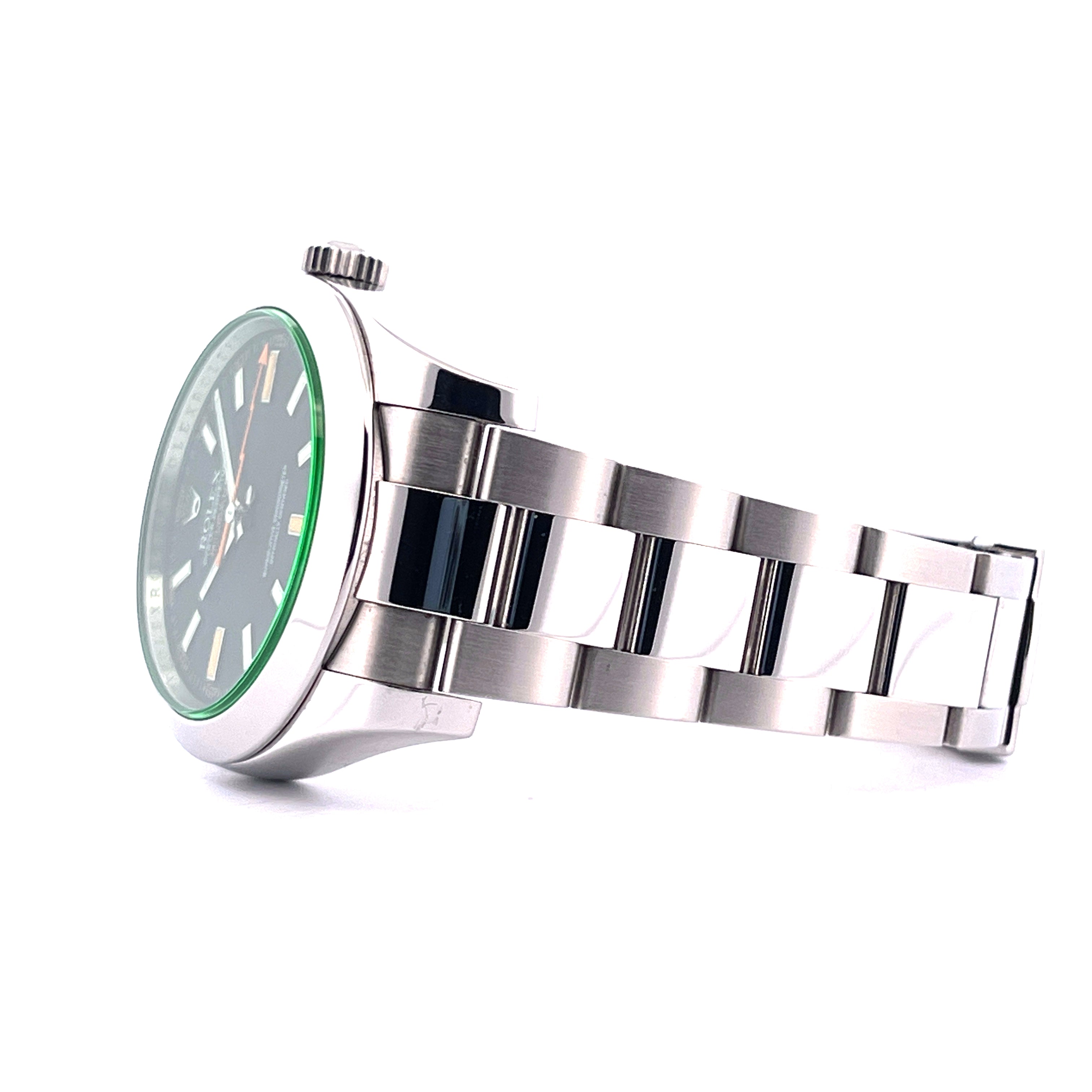 Rolex Milgauss 116400GV im Seitenprofil auf weissem Hintergrund mit Stahlarmband und schwarzem Zifferblatt mit gruenem Akzent