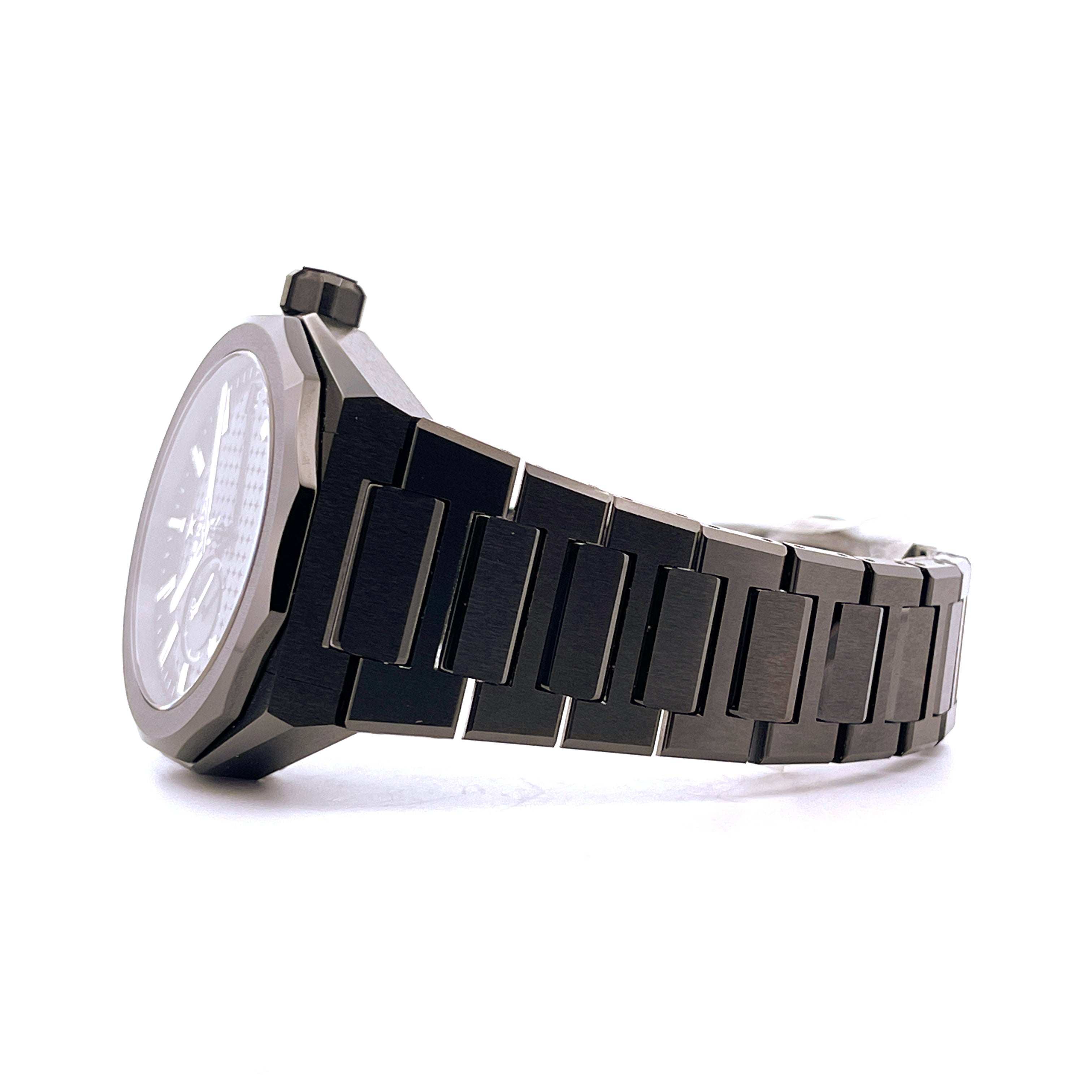 Zenith Defy Skyline 41 mm aus Keramik mit schwarzem Armband in Seitenansicht auf weißem Hintergrund