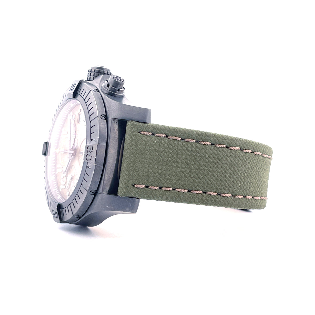 Breitling Avenger Chronograph 45 Night Mission / Box and Paper / 2022, Seitenansicht mit Krone, Drückern und Armband vor weißem Hintergrund