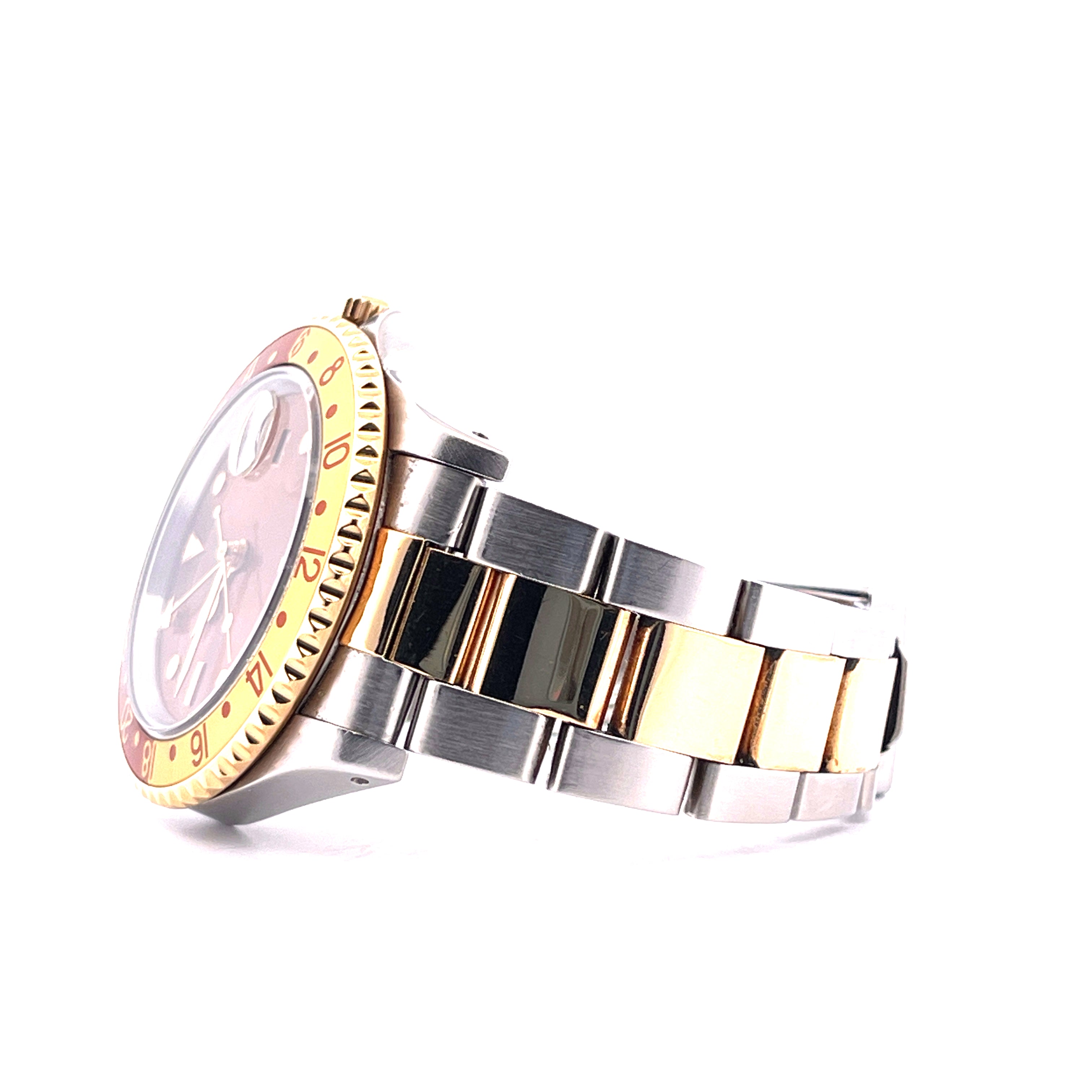Seitenansicht einer Rolex GMT-Master II Tiger Eye von 1992 mit Gold-Stahl-Armband und goldfarbener Lünette