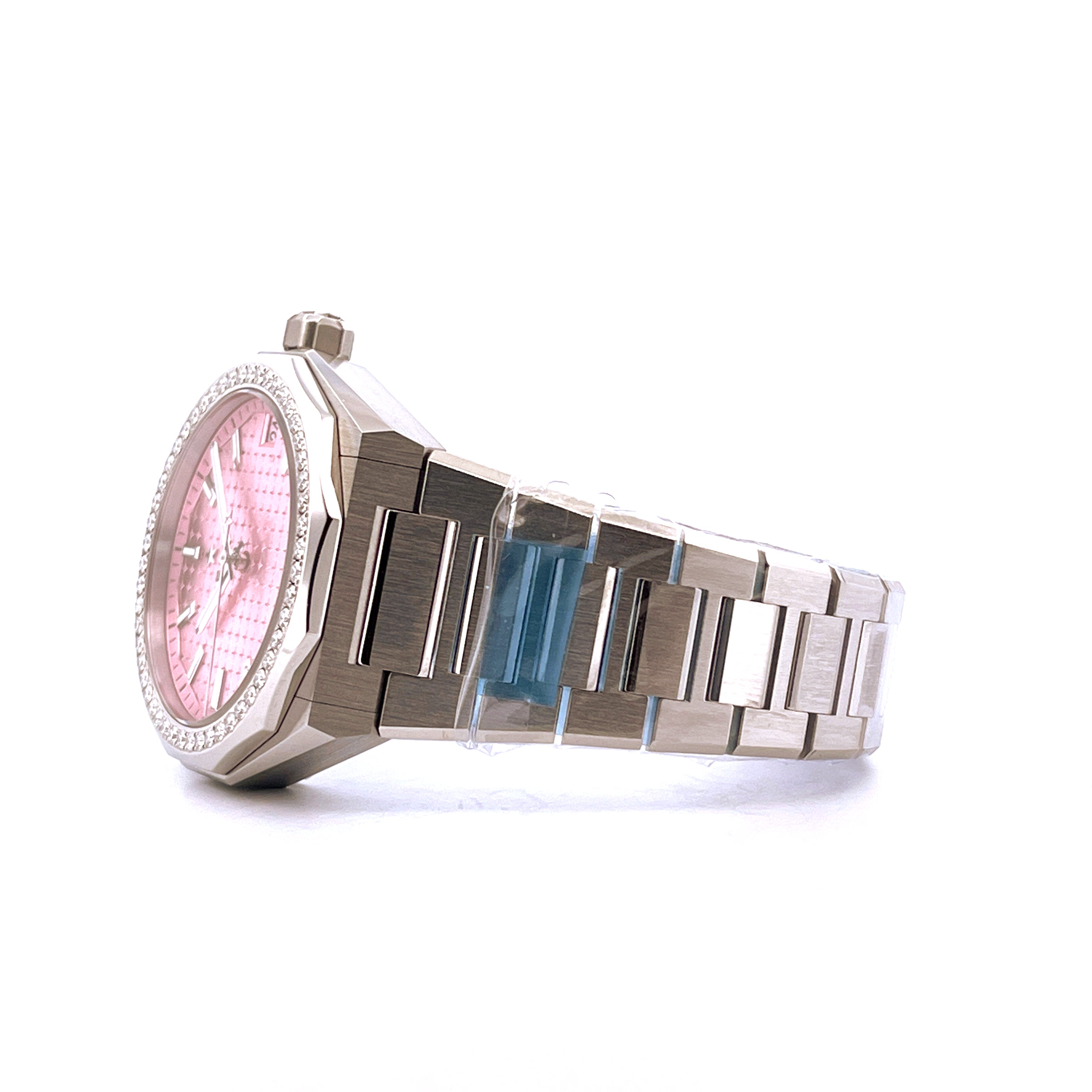 Seitenansicht einer Zenith Defy Skyline Automatic Pink Uhr aus Edelstahl mit pinkem Zifferblatt und glitzernder Lünette