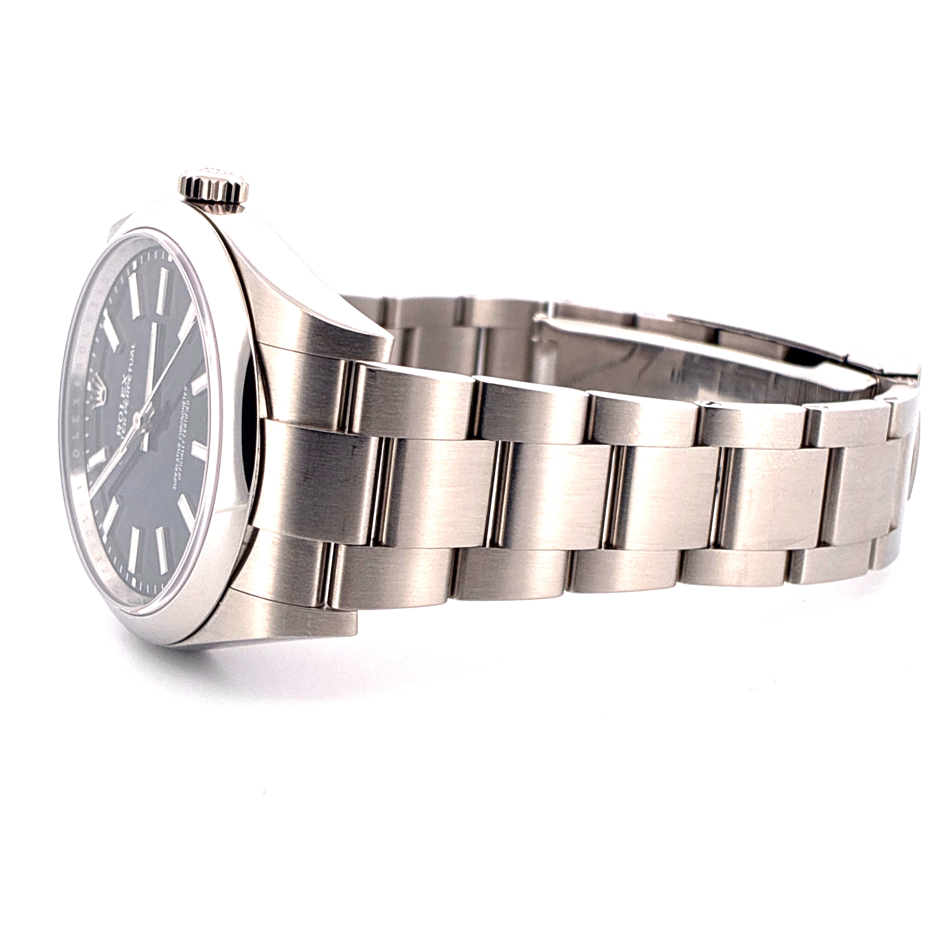 Rolex Oyster Perpetual 39 Stahl Uhr von der Seite mit schwarzem Zifferblatt und Edelstahlarmband auf weissem Hintergrund