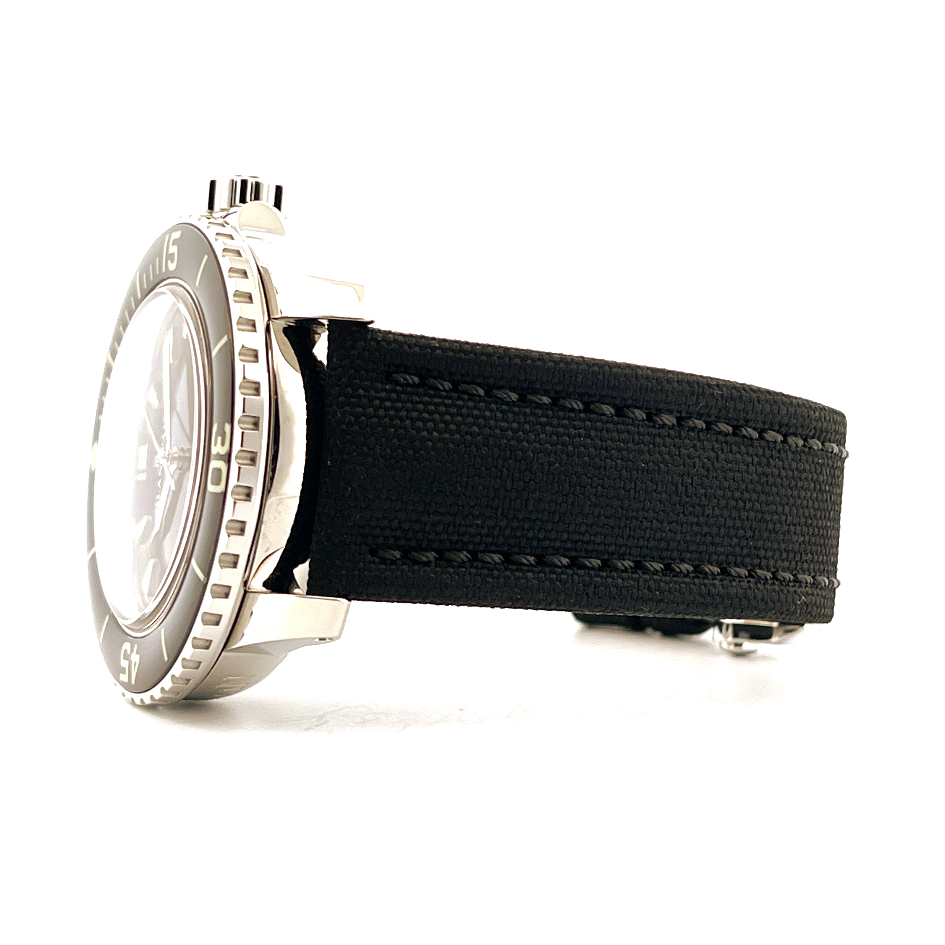 Seitenansicht einer Blancpain Fifty Fathoms aus Stahl mit schwarzem Textilarmband vor weißem Hintergrund