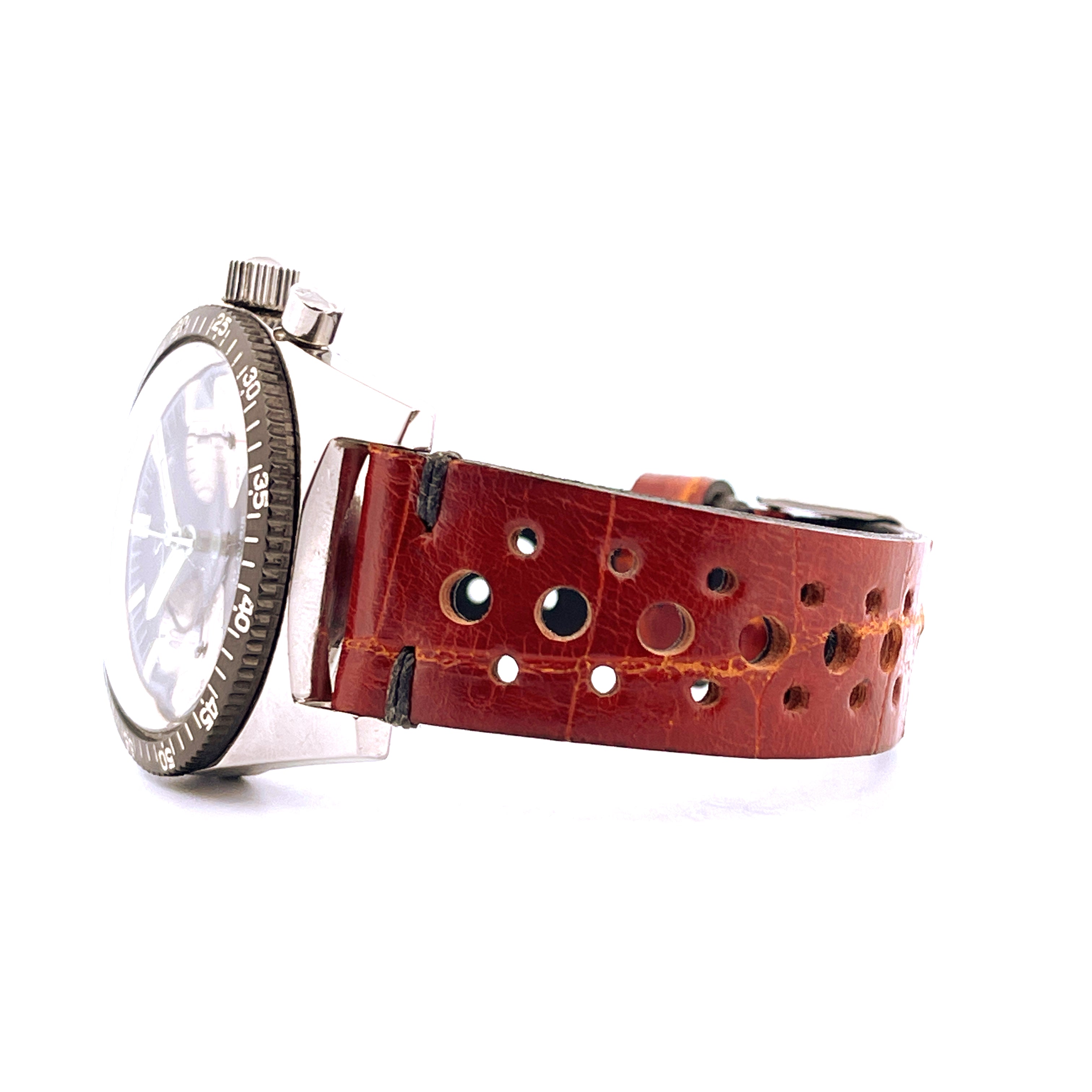 Sinn Vintage Chronograph 102A im Profil mit braunem Locharmband auf weißem Hintergrund