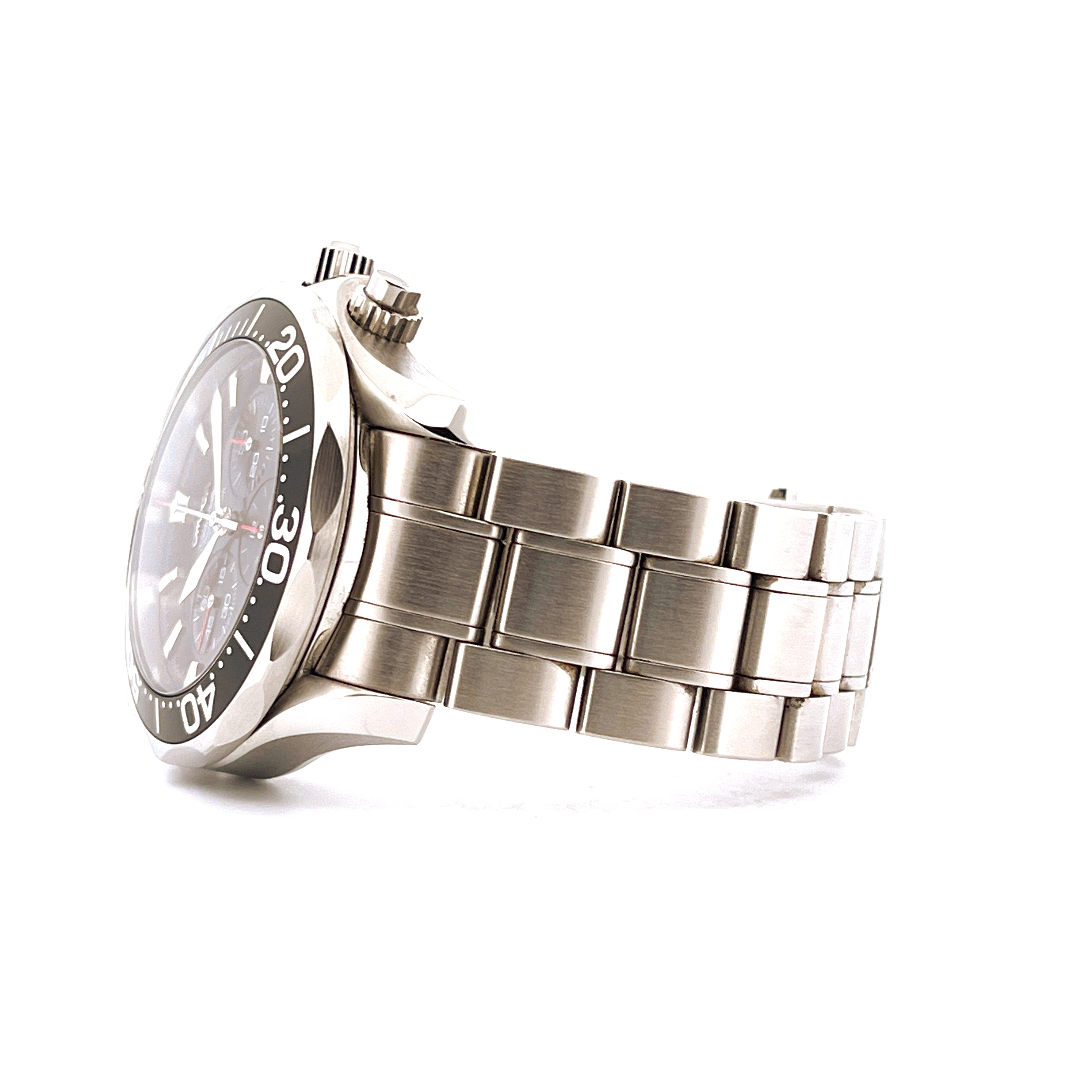 Seitenansicht einer gebrauchten Omega Seamaster Chrono 41,5 Automatik Uhr aus Stahl mit Edelstahlband