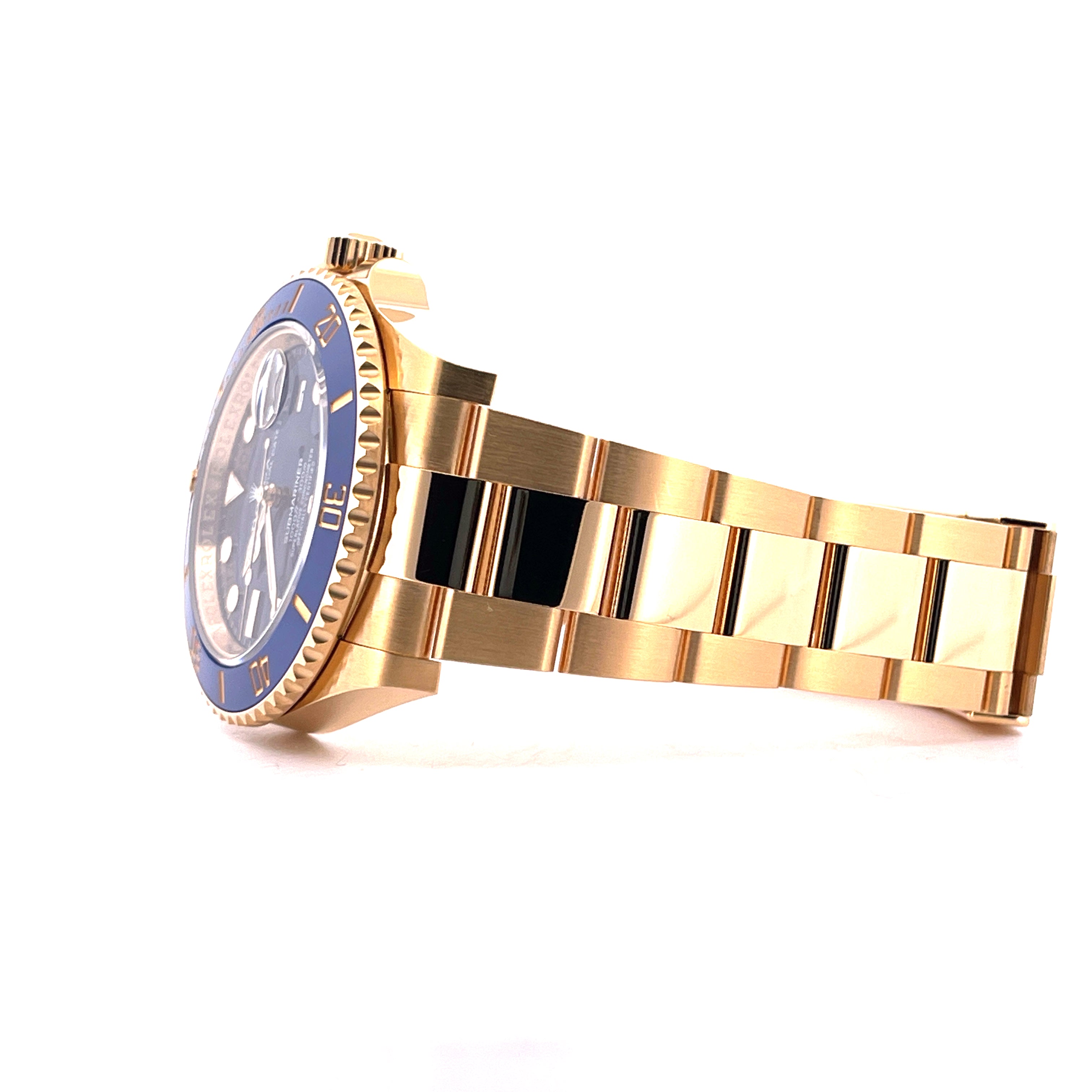 Rolex Submariner Date 126618LB Gelbgold Seitenansicht mit goldenem Armband auf weißem Hintergrund