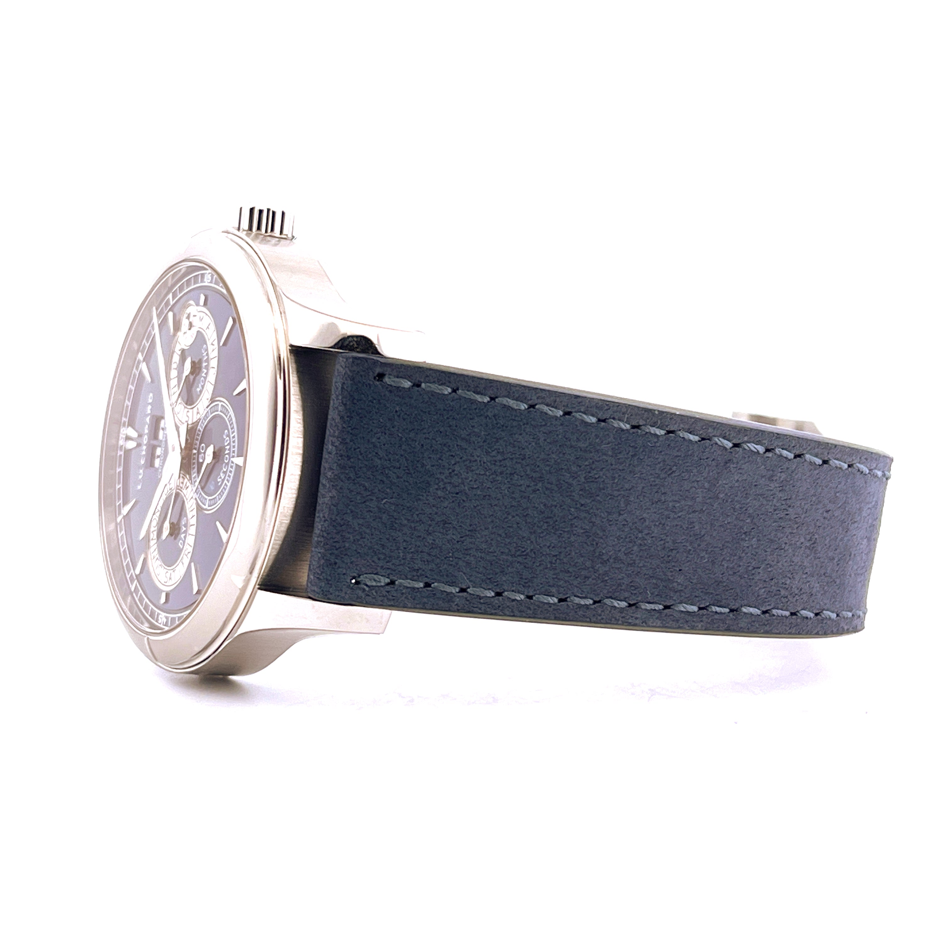 Chopard L.U.C. Perpetual Twin 43mm in Seitenansicht mit dunkelblauem Lederarmband und Edelstahldesign