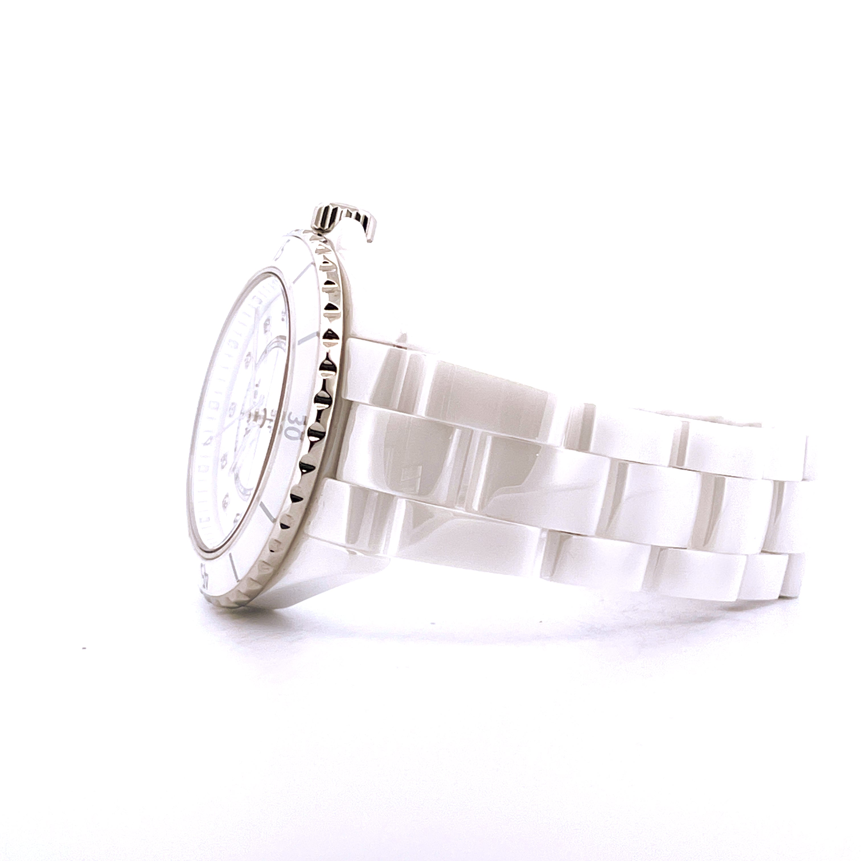 Seitenansicht einer neuen Chanel J12 38 mm Automatik-Keramikuhr mit weißem Armband auf weißem Hintergrund
