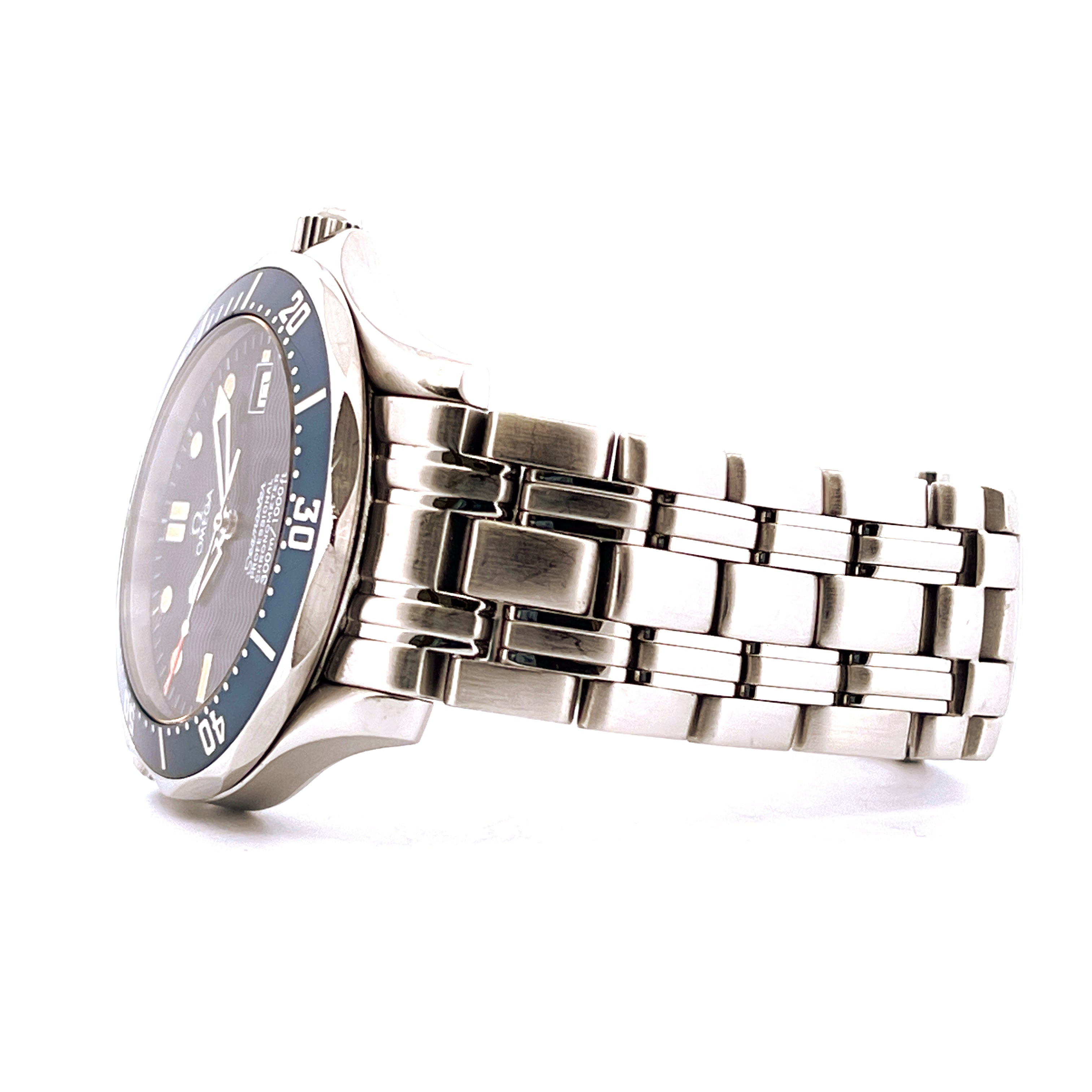 Omega Seamaster Diver 300 Professional Uhr im Profil auf weißem Hintergrund