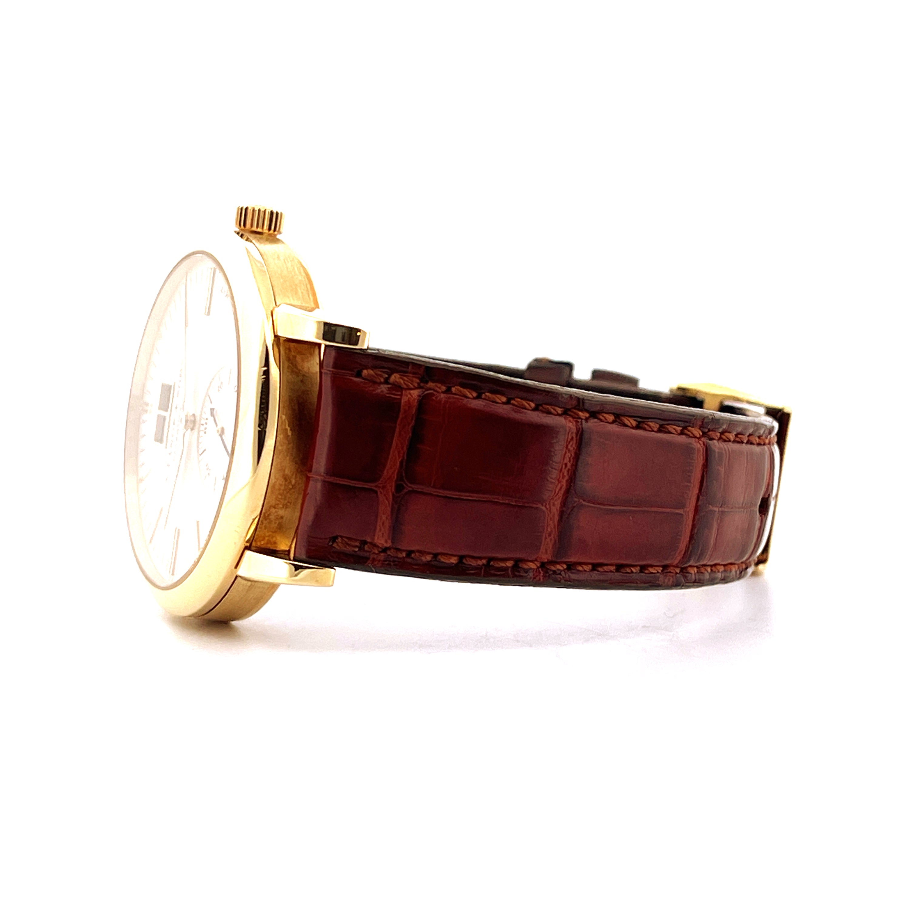A. Lange & Söhne Langematik aus Gelbgold mit braunem Kroko-Lederarmband im Profil auf weißem Hintergrund
