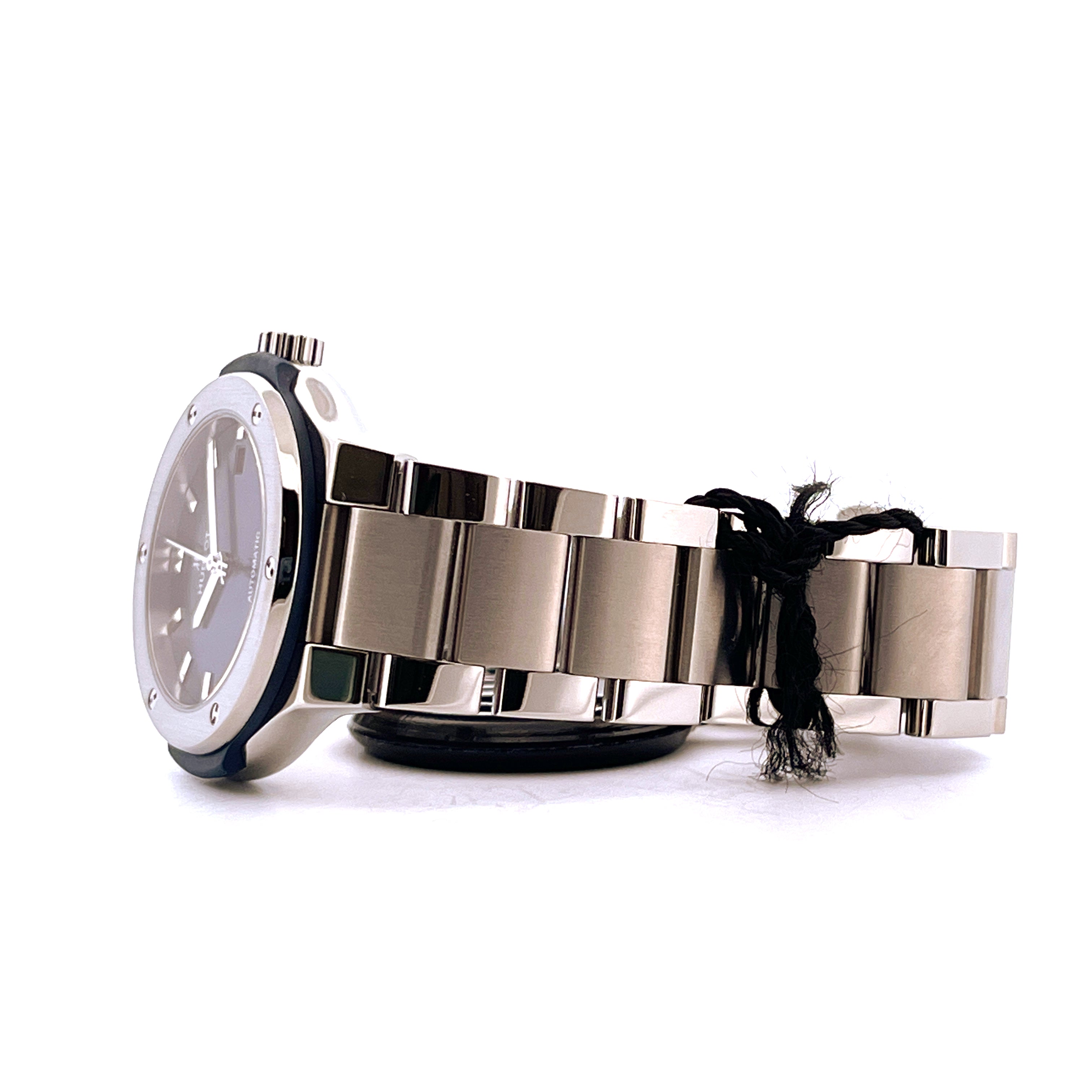 Hublot Classic Fusion 33mm Automatik Titan im Profil mit schwarzem Band und Etikett