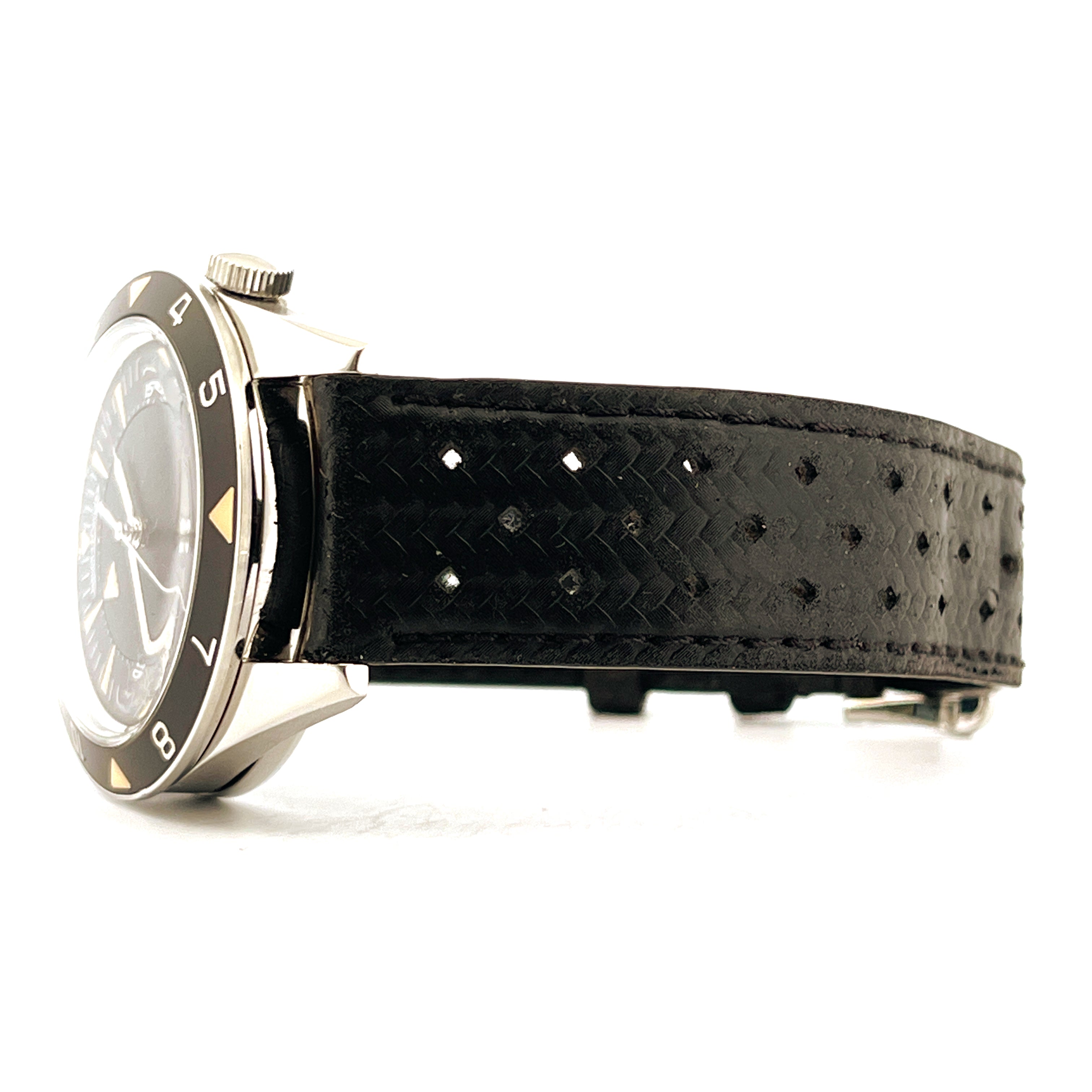 Seitenansicht einer Jaeger LeCoultre Memovox Tribute To Deep Sea Uhr mit schwarzem Lederarmband