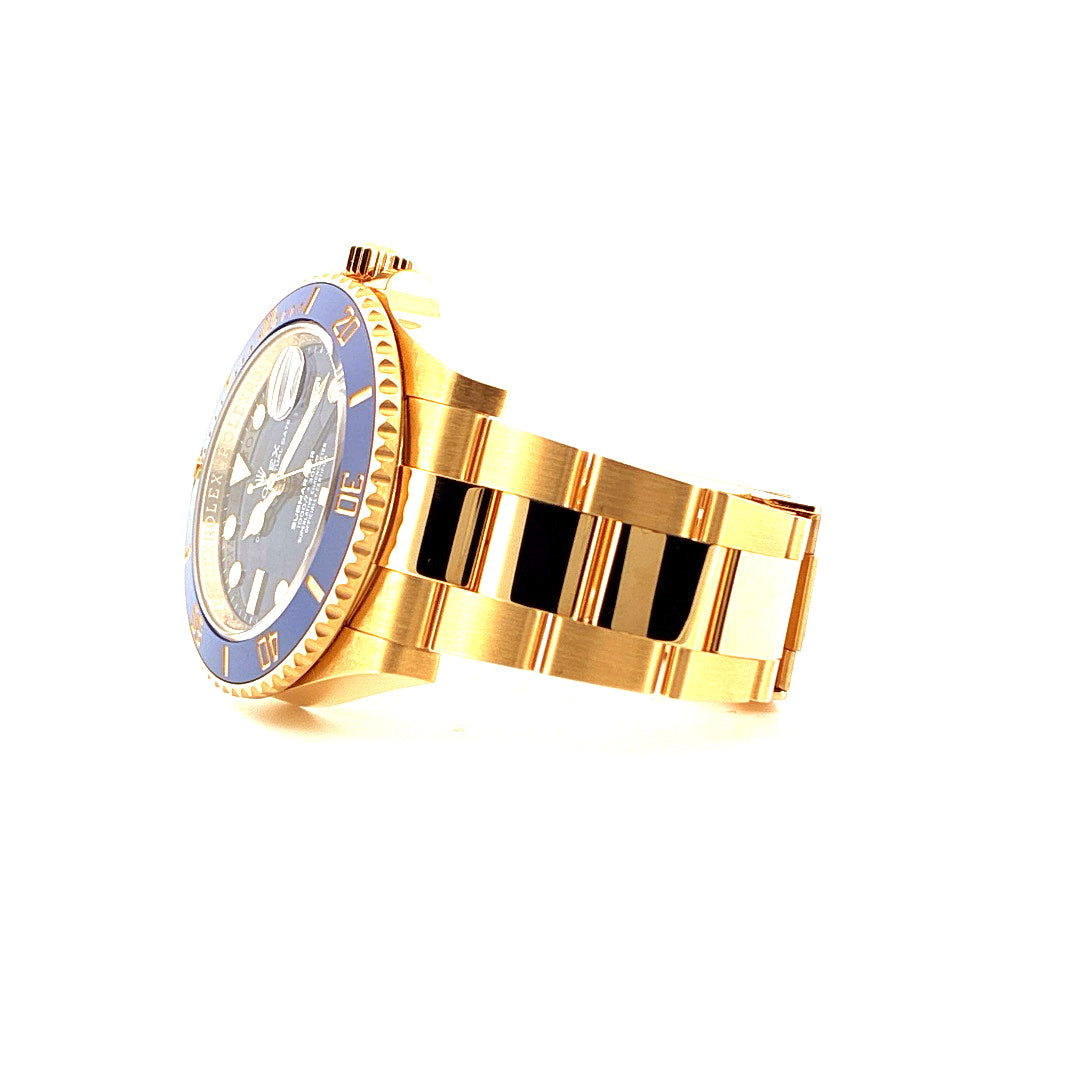 Rolex Submariner Date 126618LB Gelbgold im Seitenprofil auf weißem Hintergrund