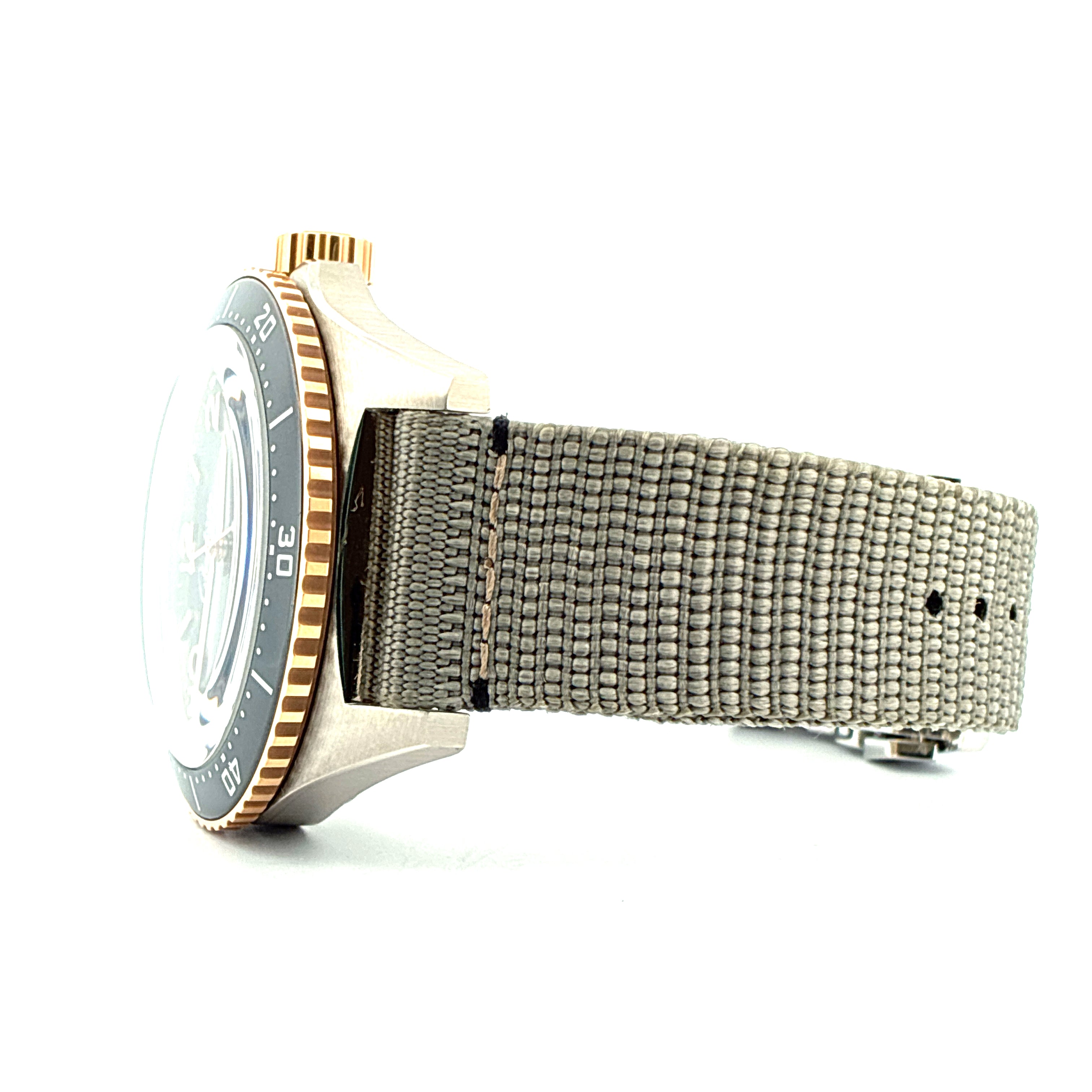 Seitenansicht einer Glashütte Original SeaQ Bicolor mit grauem Stoffarmband vor weißem Hintergrund
