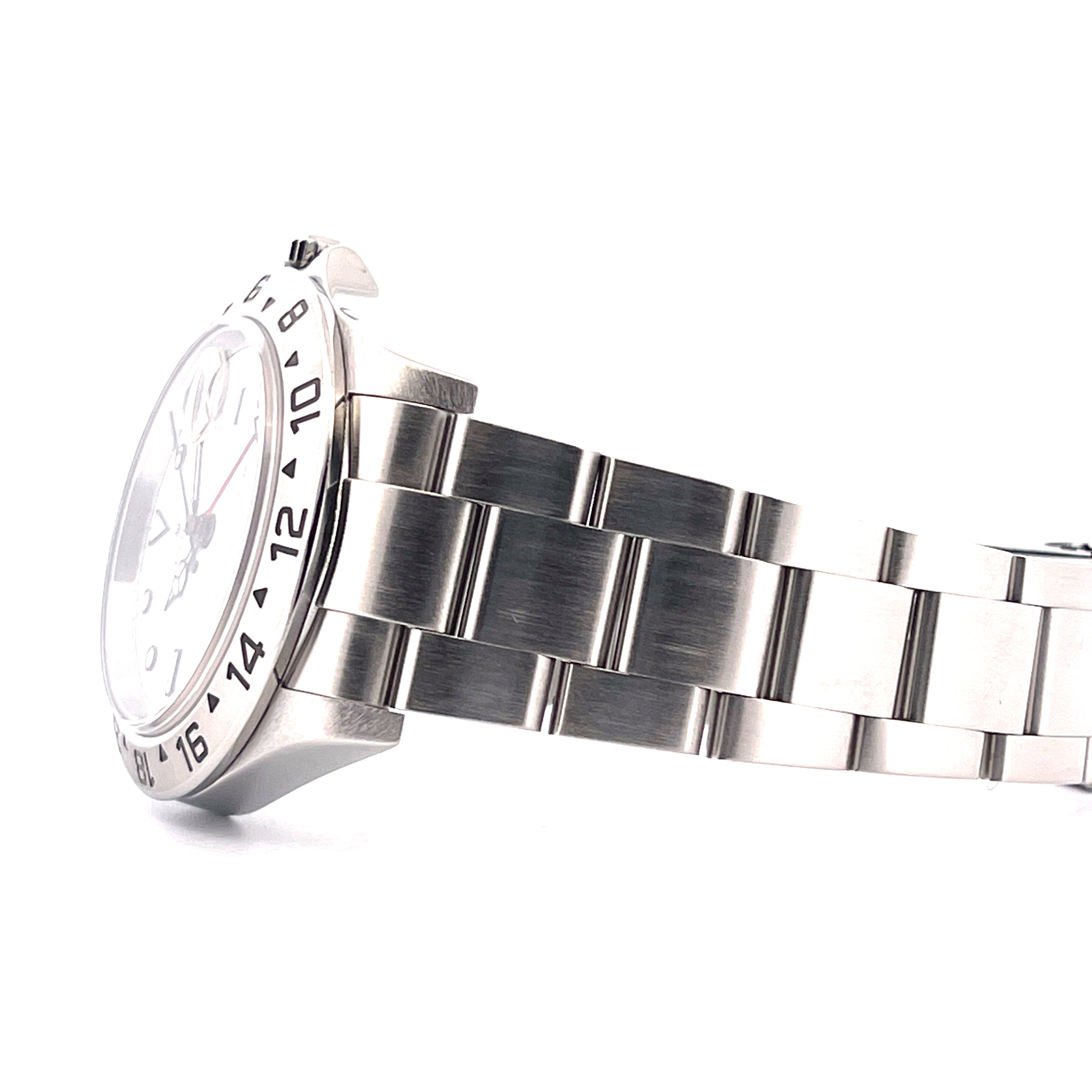 Rolex White Polar Dial 16570T Seitenansicht mit Stahlarmband auf weißem Hintergrund