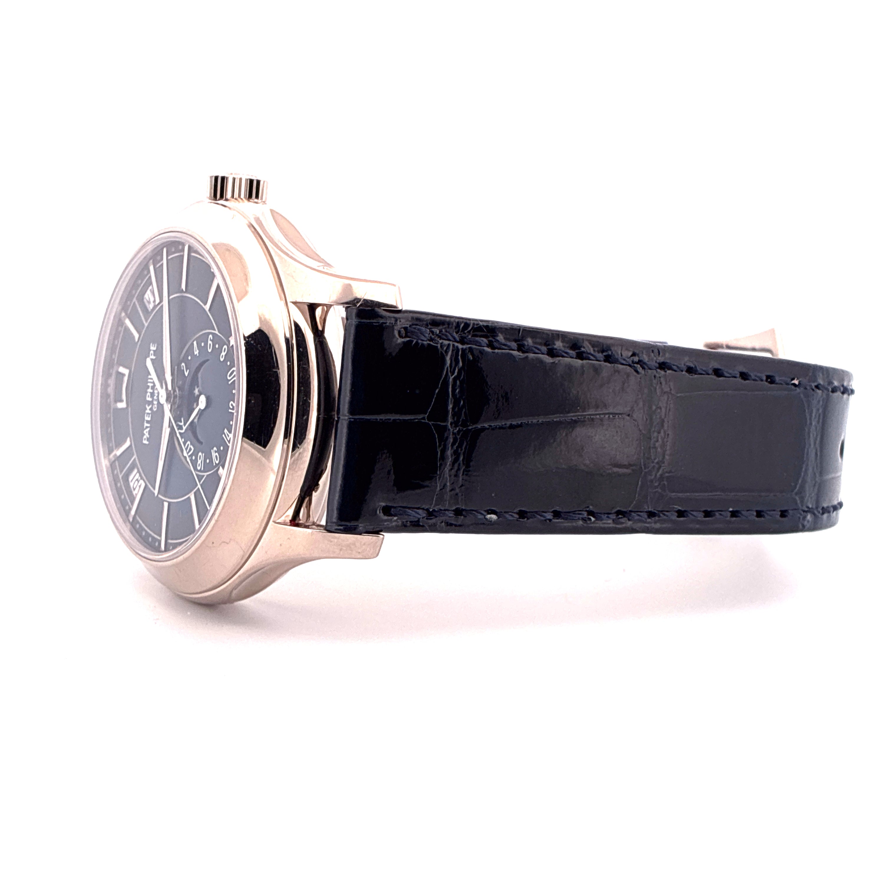 Seitenansicht einer Patek Philippe Annual Calendar 5205G-013 in Weißgold mit schwarzem Krokolederband