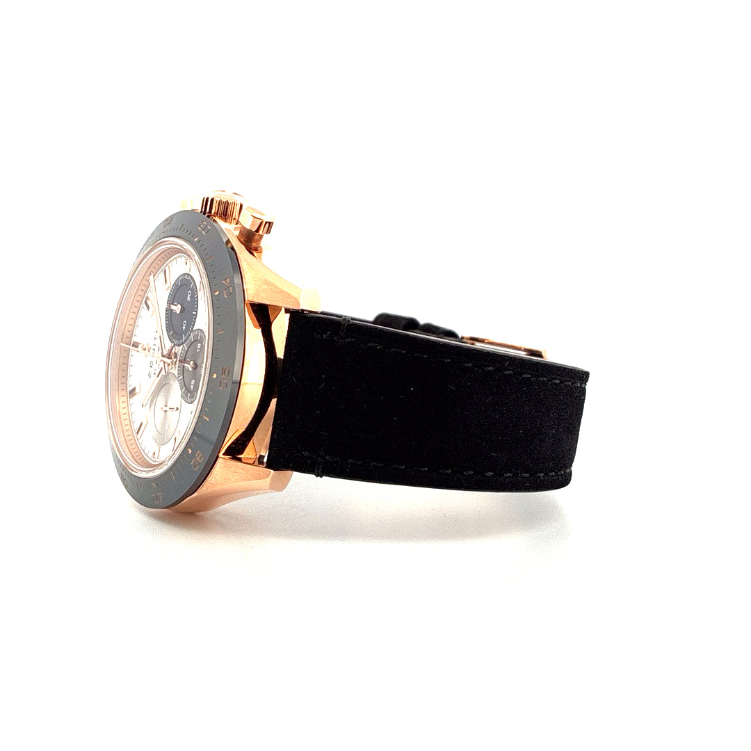 Zenith Chronomaster Sport Roségold Seitenansicht mit schwarzem Lederband und silbernem Zifferblatt