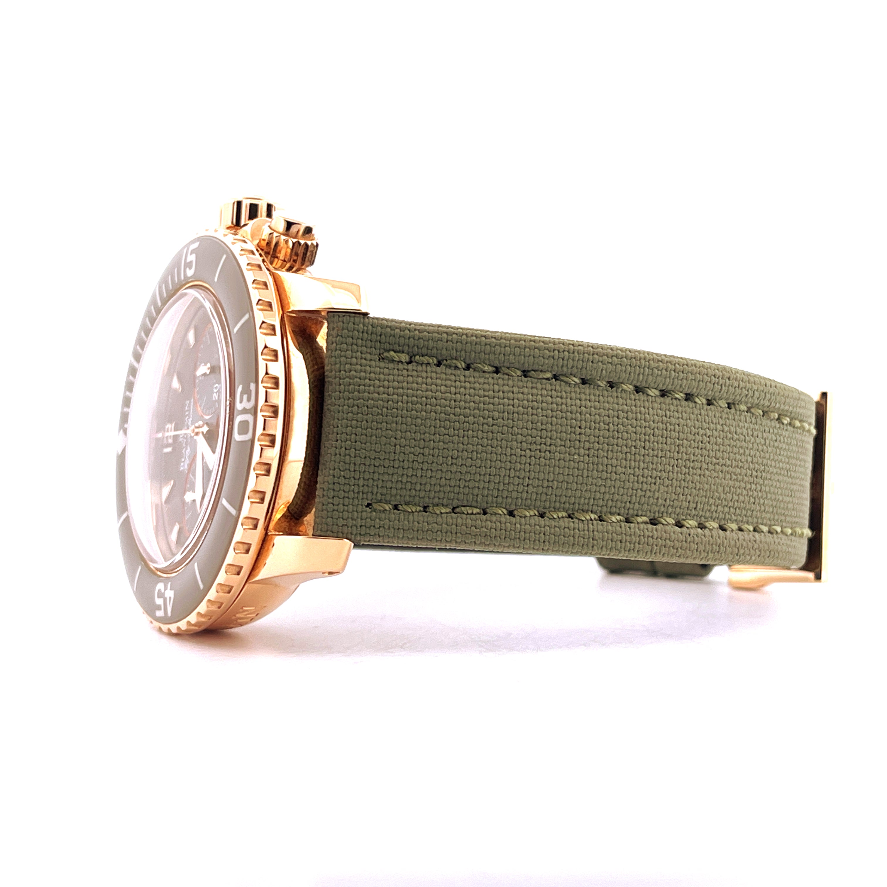 Blancpain Fifty Fathoms Roségold mit grauem Zifferblatt und grünem Textilarmband in Seitenansicht
