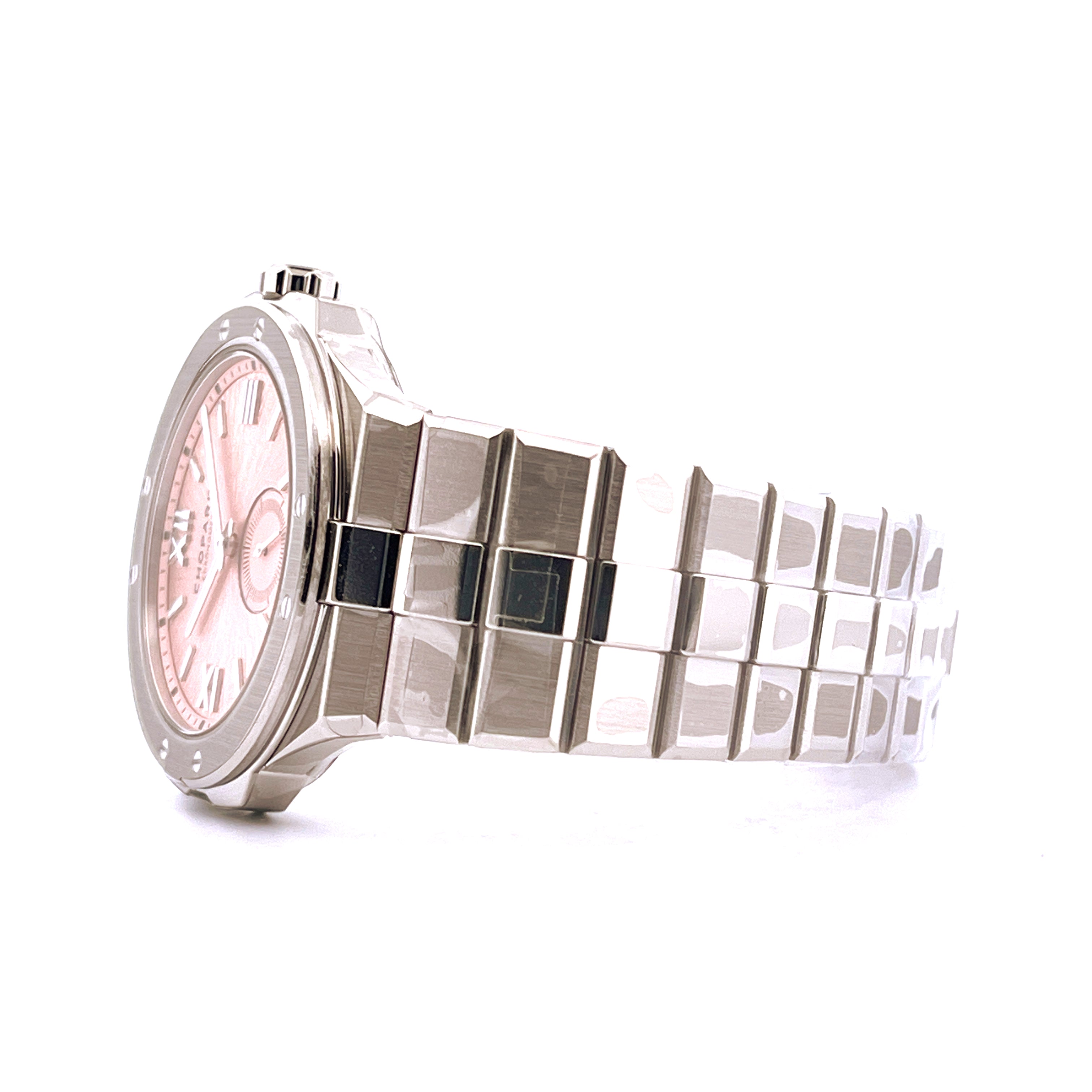 Seitenansicht einer Chopard Alpine Eagle XPS Salmon Uhr aus Edelstahl mit rosafarbenem Zifferblatt auf weißem Hintergrund