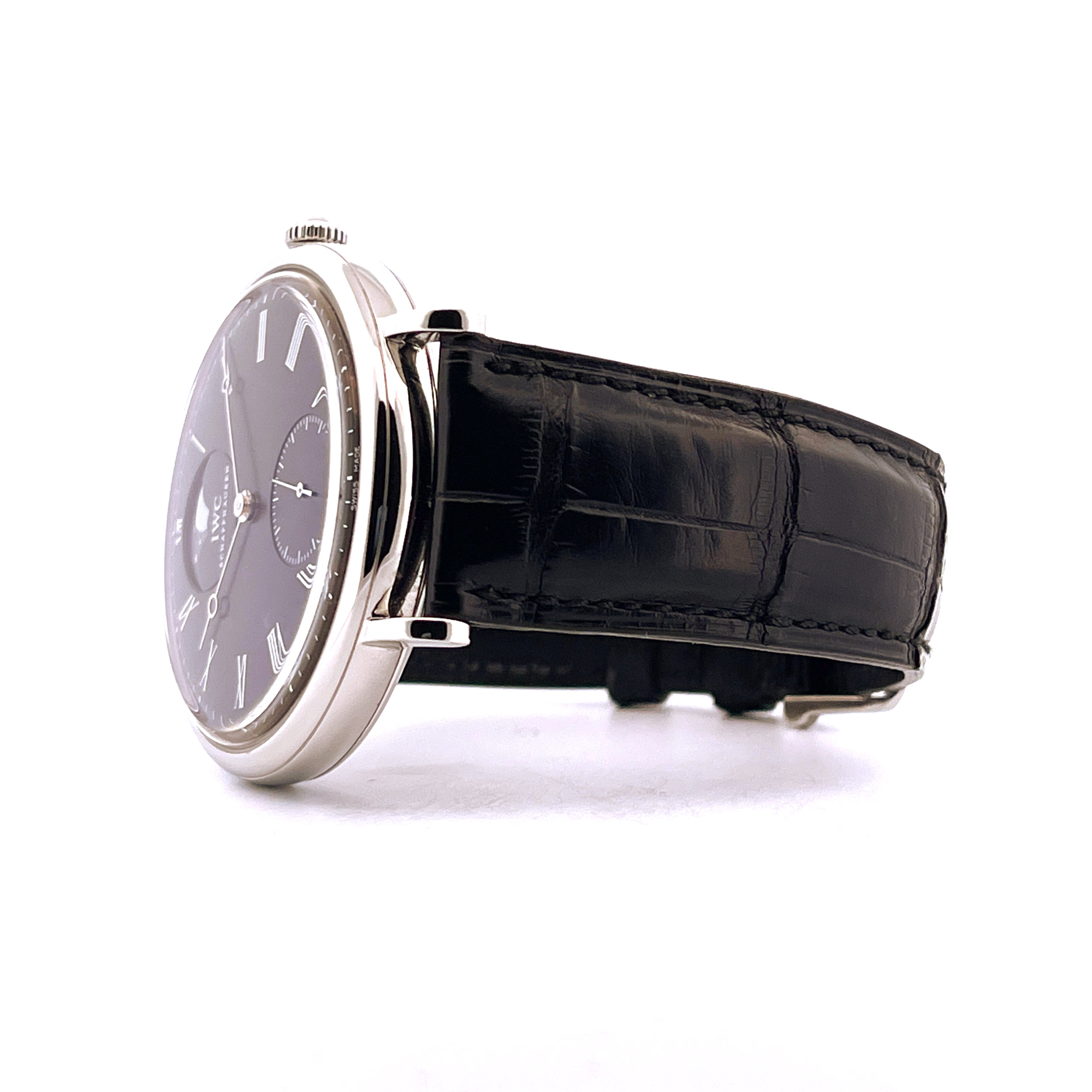 IWC Portofino Moonphase aus Edelstahl mit schwarzem Lederarmband, Seitenansicht, auf weißem Hintergrund