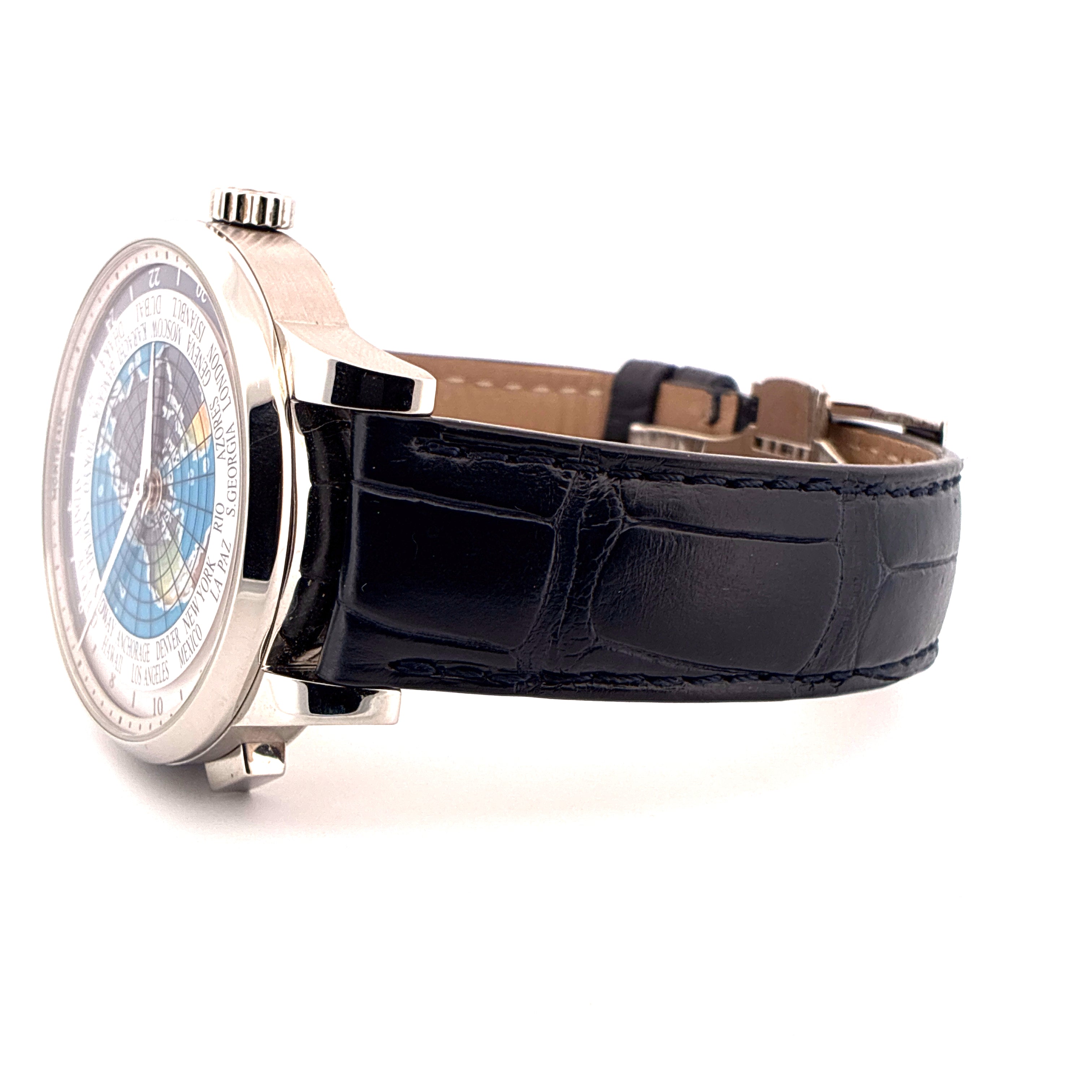 Seitenansicht einer Montblanc Heritage Spirit Orbis Terrarum mit blauem Weltzeit-Zifferblatt und schwarzem Kroko-Lederarmband