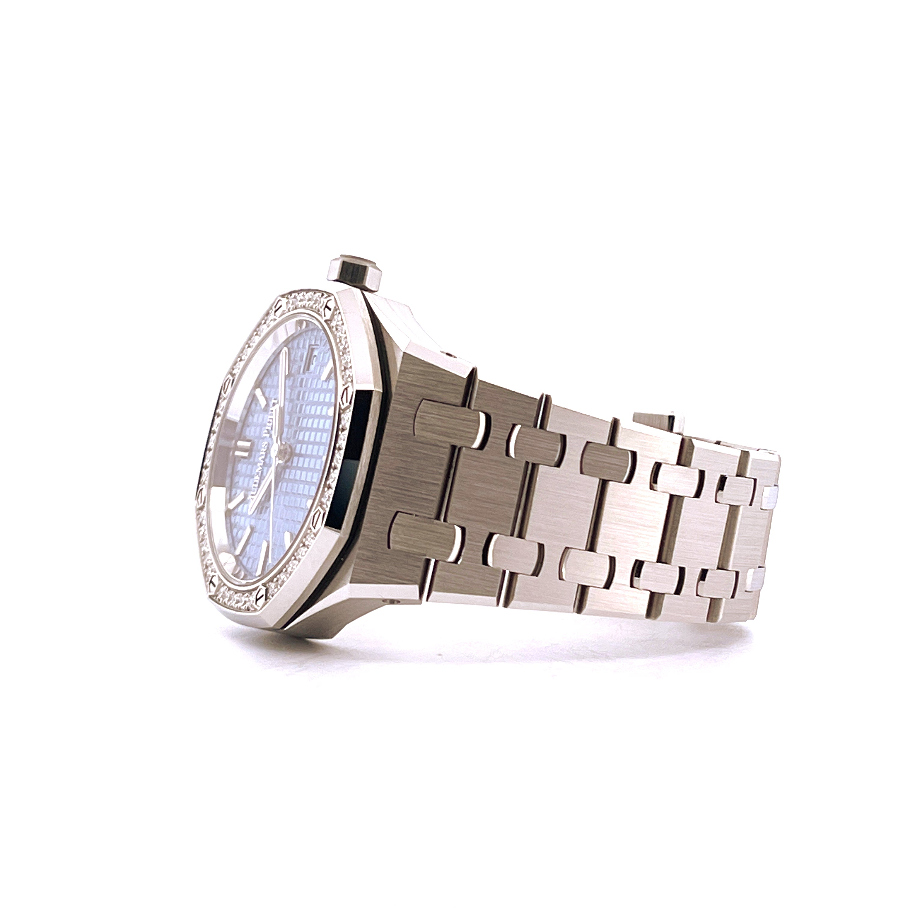 Audemars Piguet Royal Oak Selfwinding 34 mm Edelstahl mit eisblauem Zifferblatt und Diamantlünette im Profil auf weißem Hi…