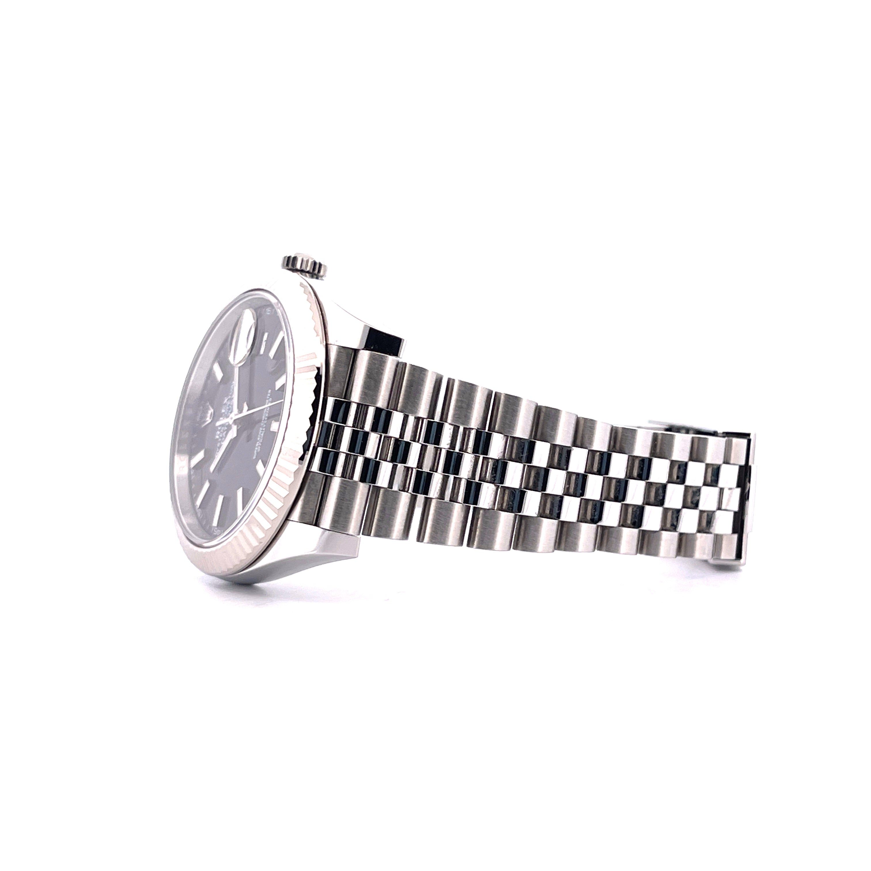 Rolex Datejust 41 mit schwarzem Zifferblatt und Jubilé-Armband aus Stahl im Seitenprofil auf weißem Hintergrund