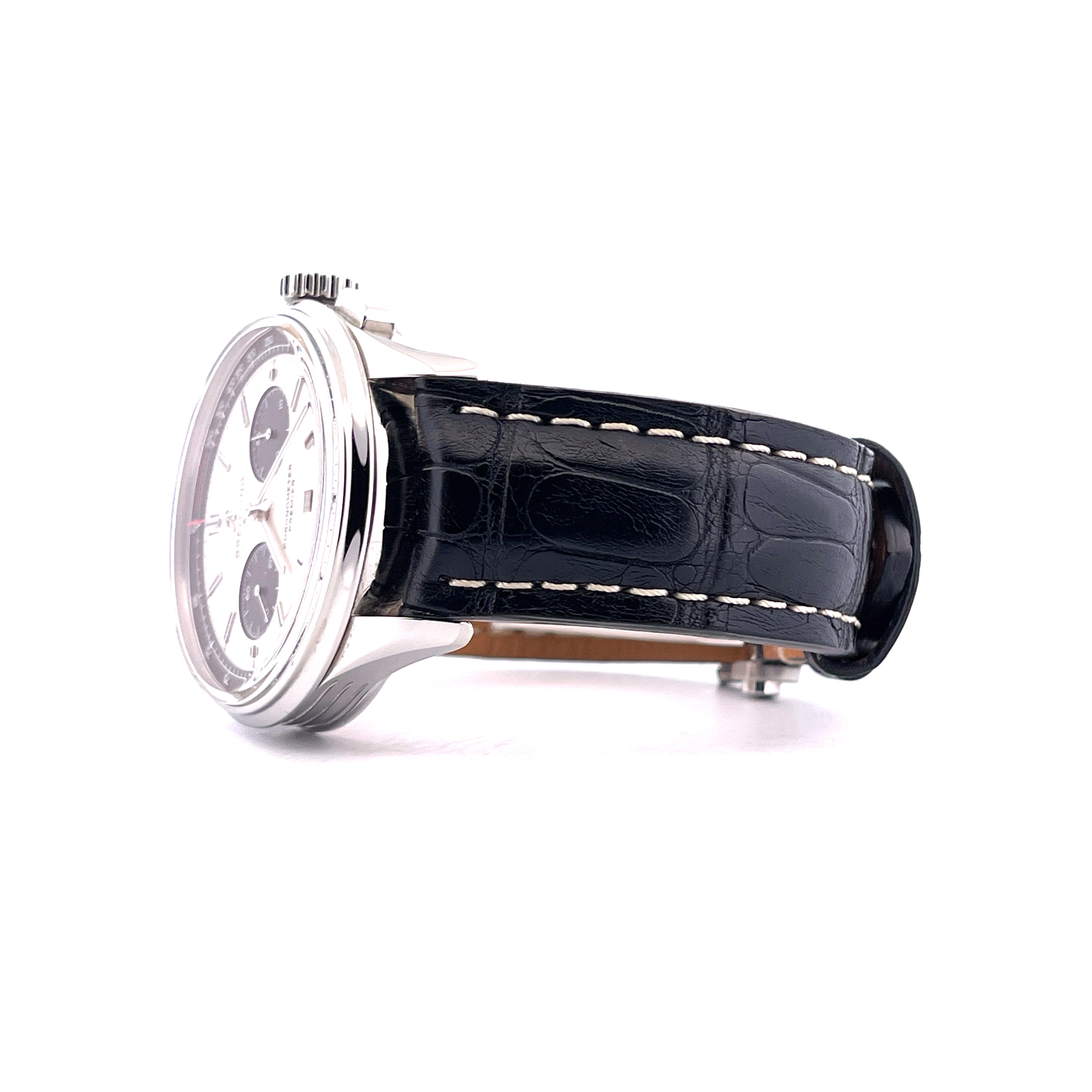 Breitling Premier B01 Chronograph 42 Panda aus Stahl mit schwarzem Lederarmband, Seitenansicht auf weißem Hintergrund