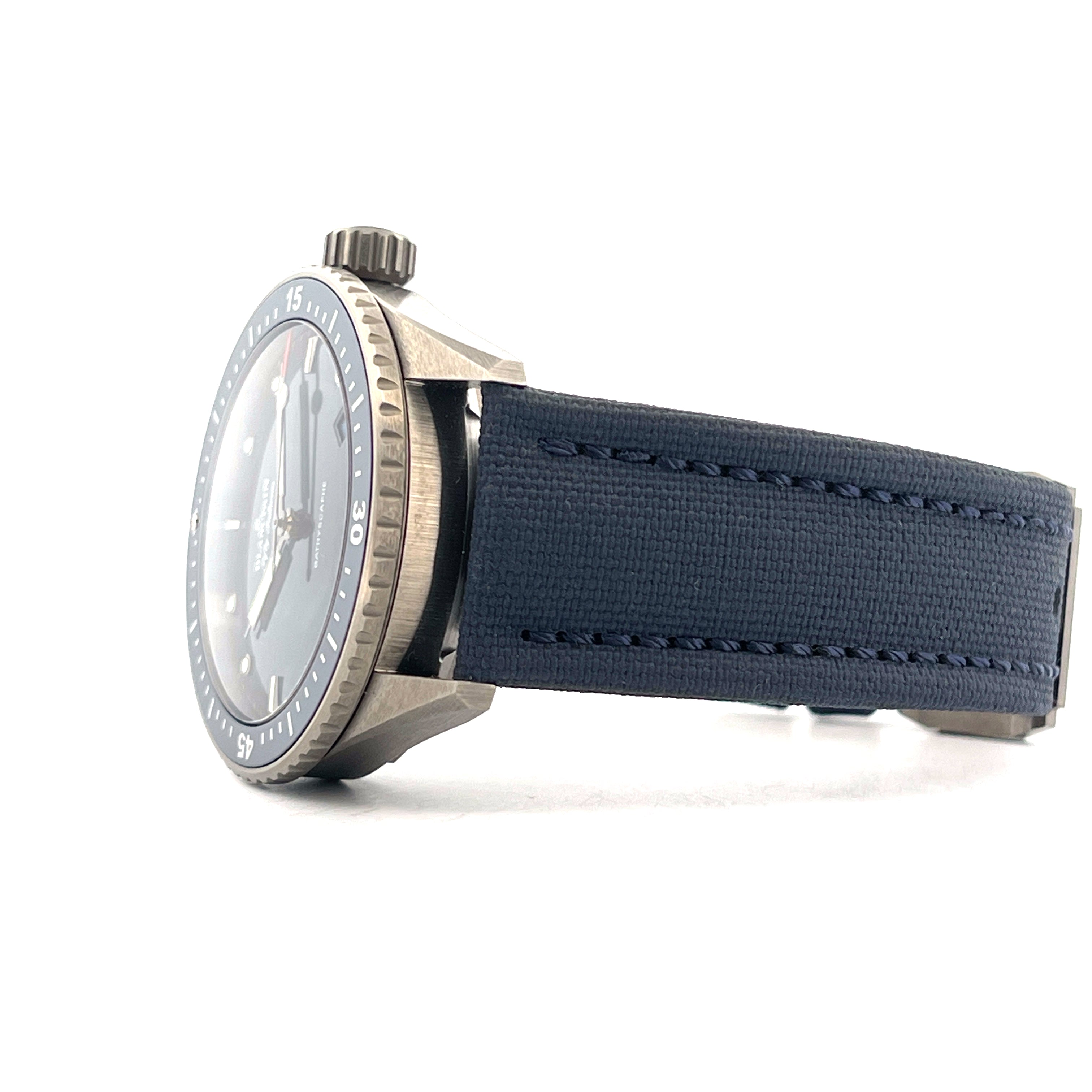 Blancpain Fifty Fathoms Bathyscaphe Ceramic Blue mit blauem Stoffband im Profil auf weißem Hintergrund