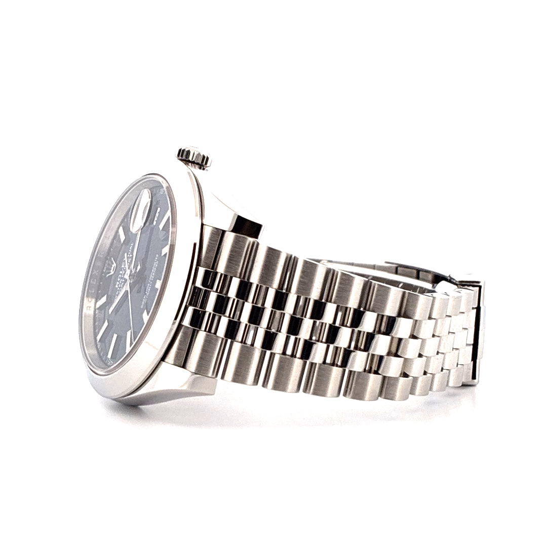 Rolex Datejust 41 mit blauem Zifferblatt und Stahlarmband in Seitenansicht auf weißem Hintergrund