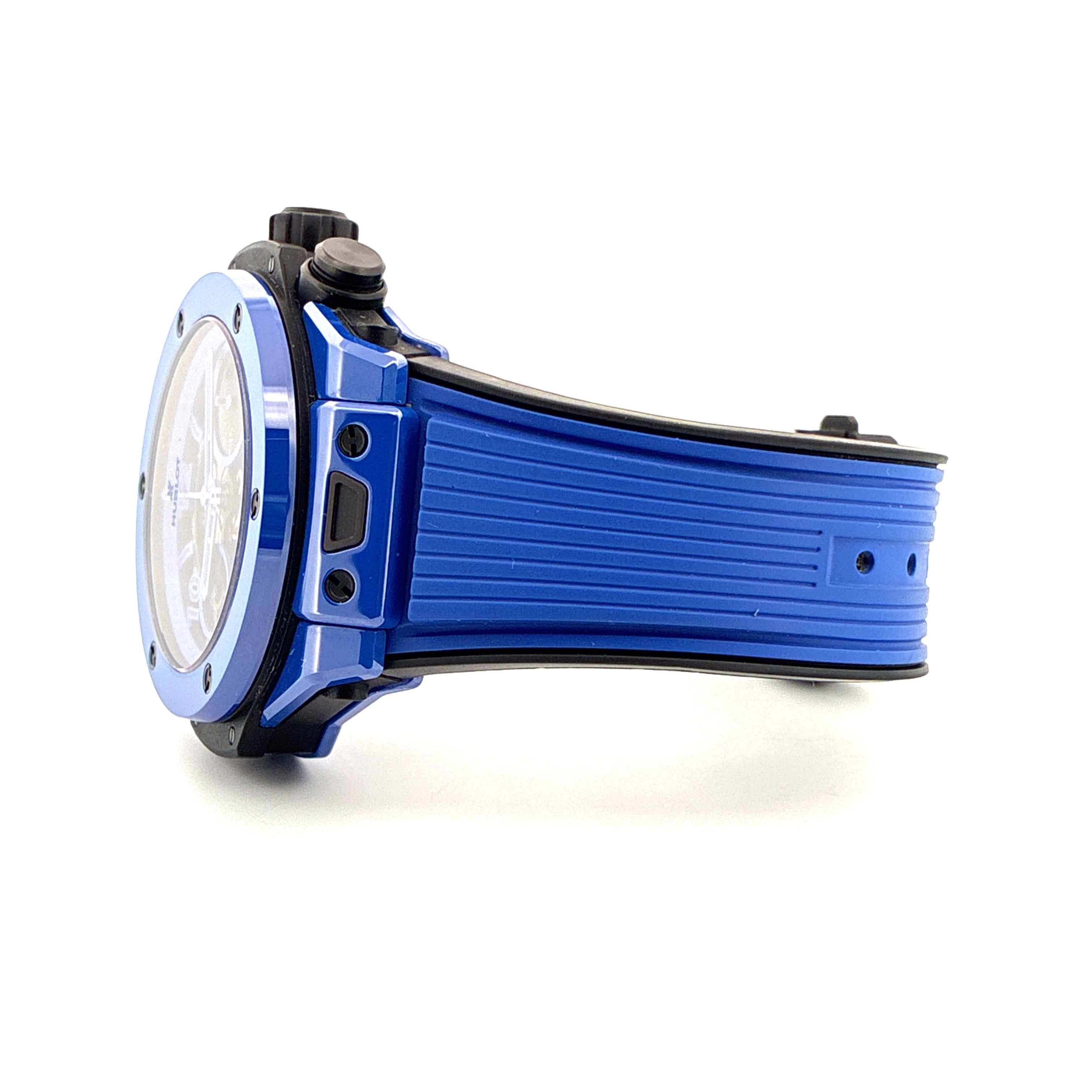 Hublot Big Bang Unico Blue Magic aus Keramik im Seitenprofil mit blauem Kautschukarmband