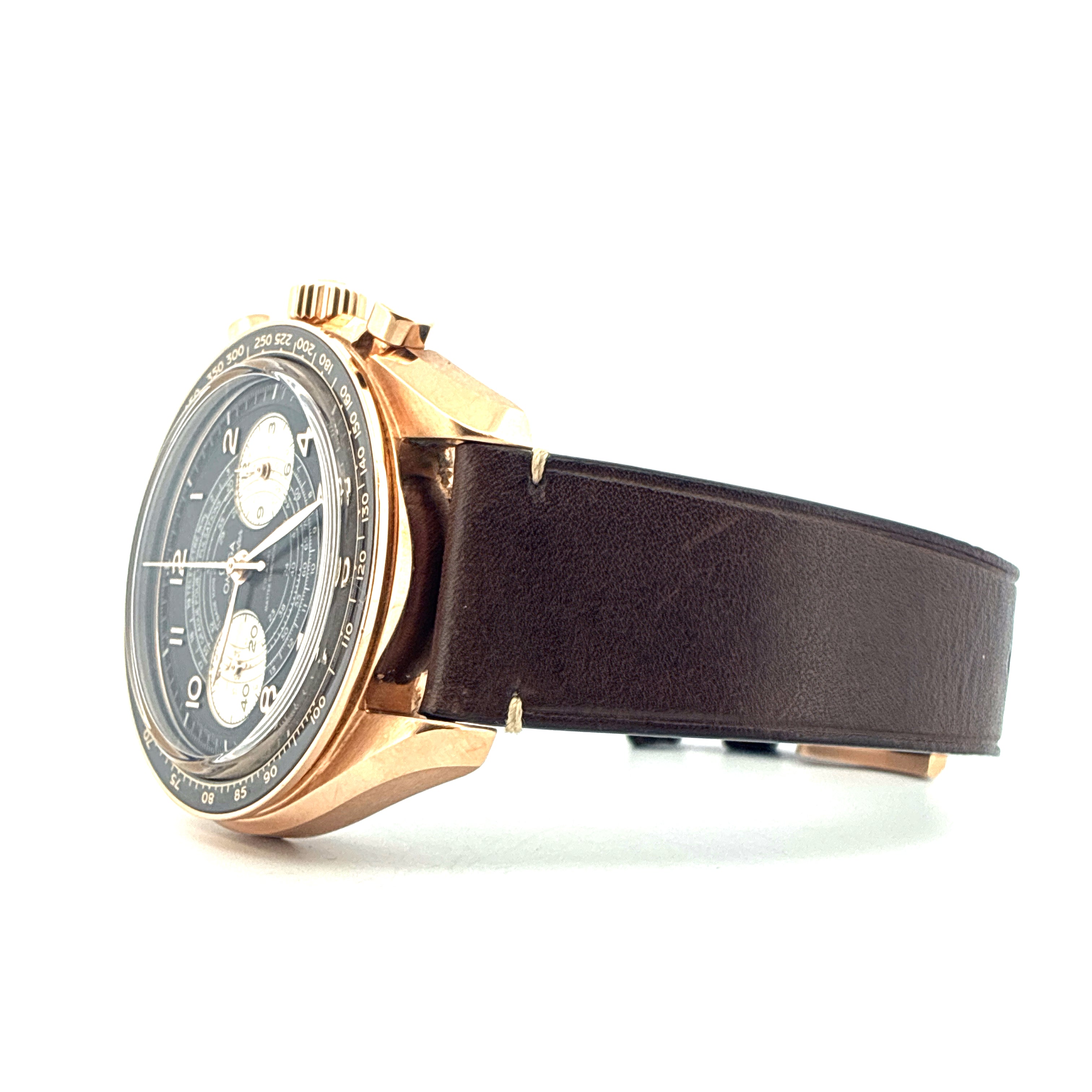 Omega Speedmaster Chronoscope in Gelbgold mit braunem Lederband im Seitenprofil