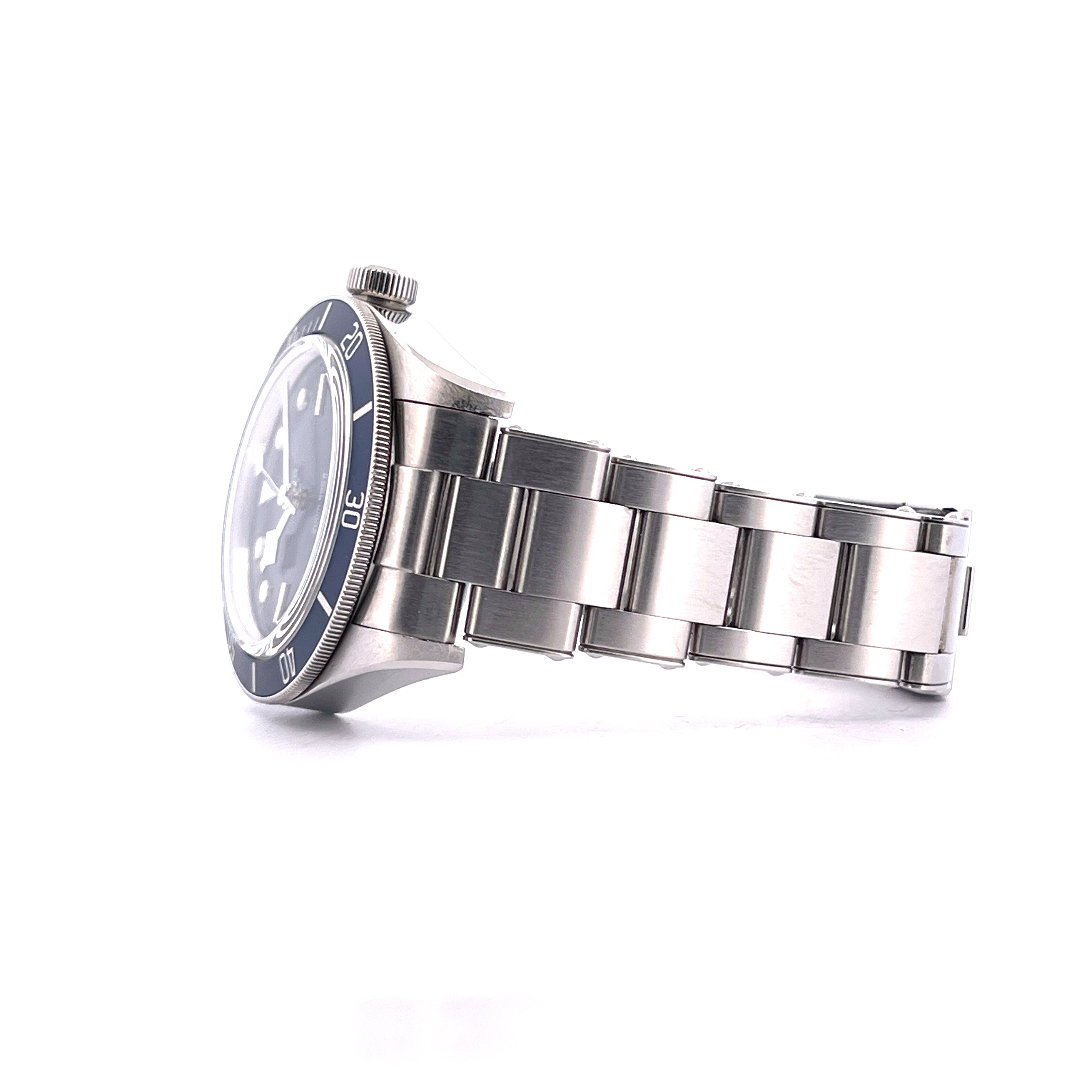 Seitenansicht einer Tudor Black Bay Fifty-Eight Blue Taucheruhr aus Stahl mit blauem Zifferblatt und Stahlarmband