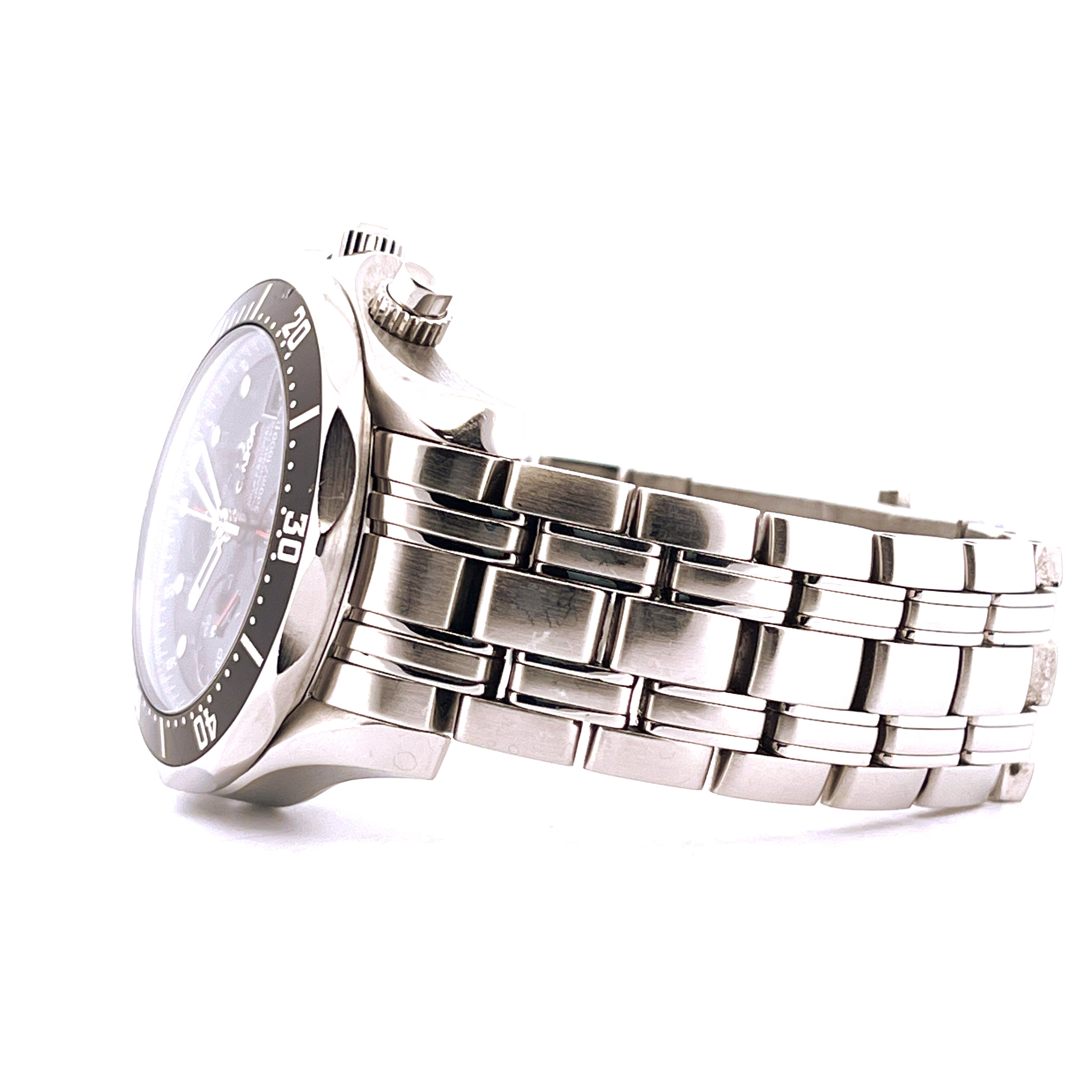 Omega Seamaster Diver Chronograph (2013) Edelstahl Armbanduhr im Seitenprofil auf weißem Hintergrund