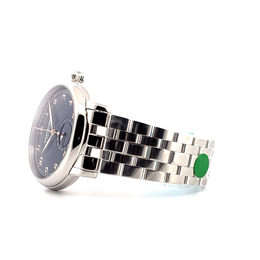 Seitenansicht einer Montblanc Star Moonphase 42 mm aus Edelstahl mit dunkelblauem Zifferblatt und silbernem Gliederarmband