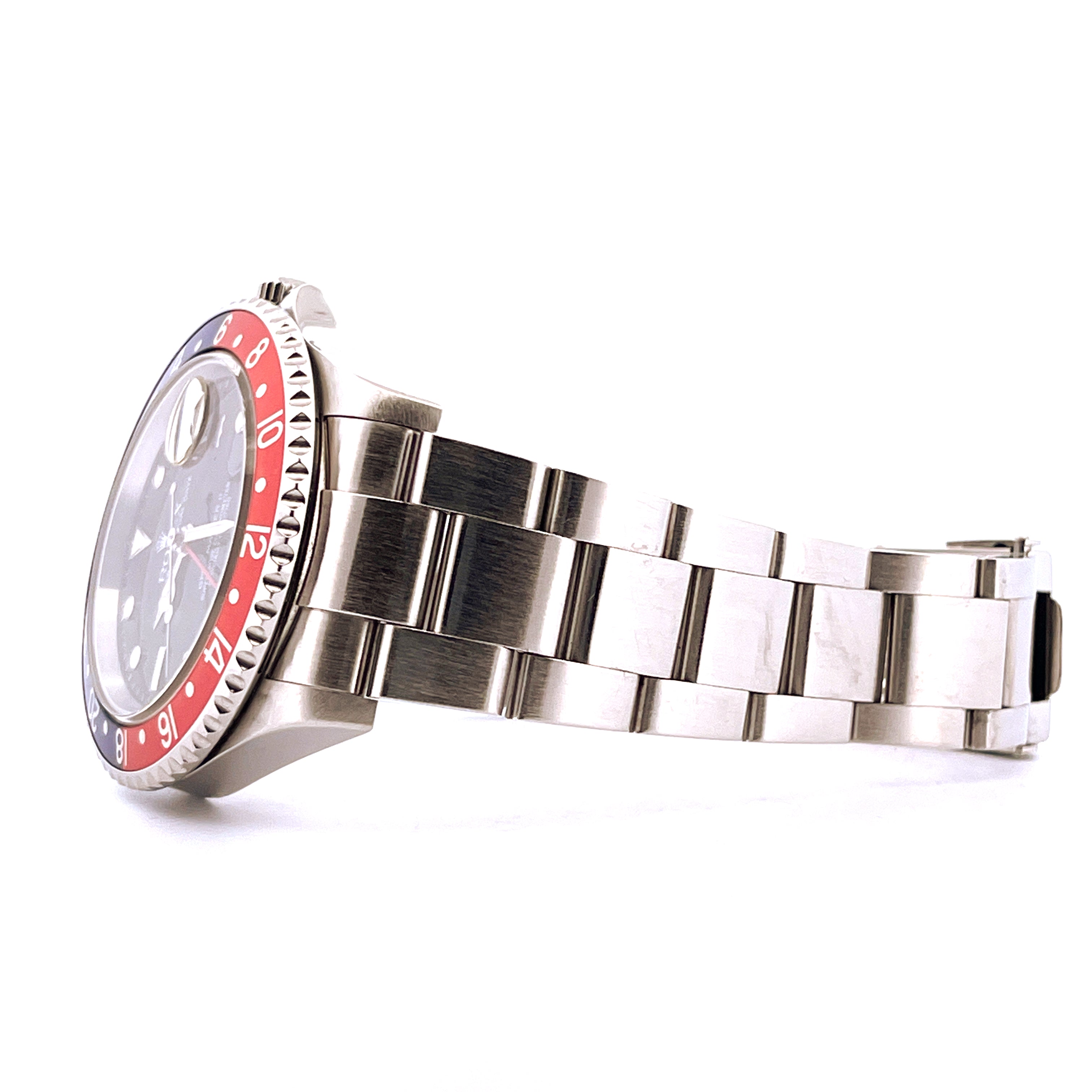 Rolex GMT-Master II 16710T Stahl-Uhr mit rot-blauem Lünettenaufsatz und Stahlarmband in Seitenansicht auf weißem Hintergrund