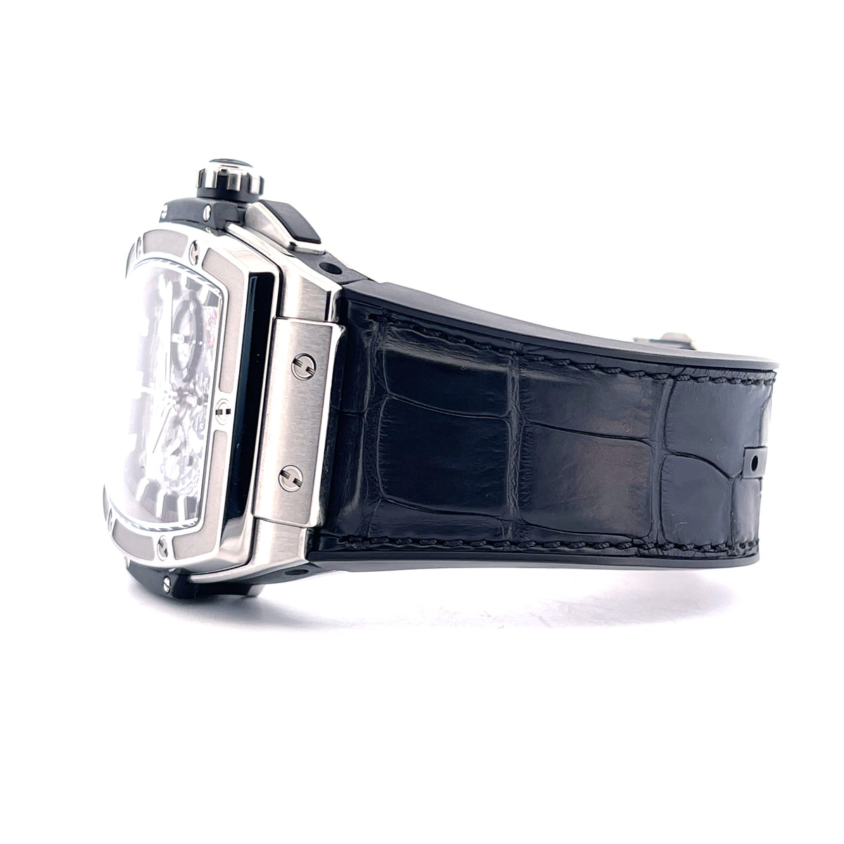 Hublot Spirit Of Big Bang 45 mm / 601.NX.0173.LR / Titan / Grey / Full Set + Invoice / Germany / 2015, Seitenansicht mit Krone, Drückern und Armband vor weißem Hintergrund
